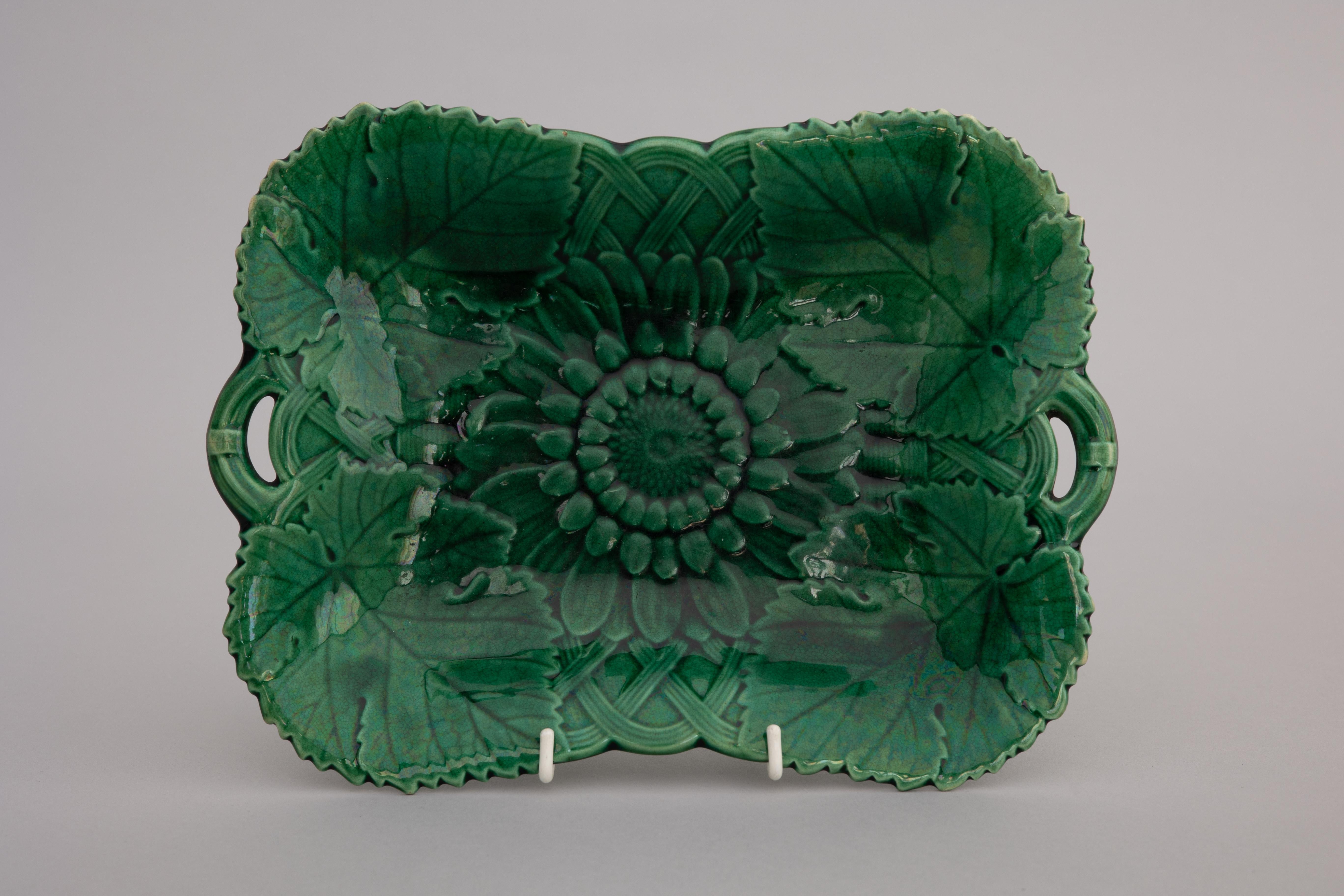 Pair of Green Sunflower Majolica Serving Dishes by Wedgwood In Excellent Condition In Fort Lauderdale, FL