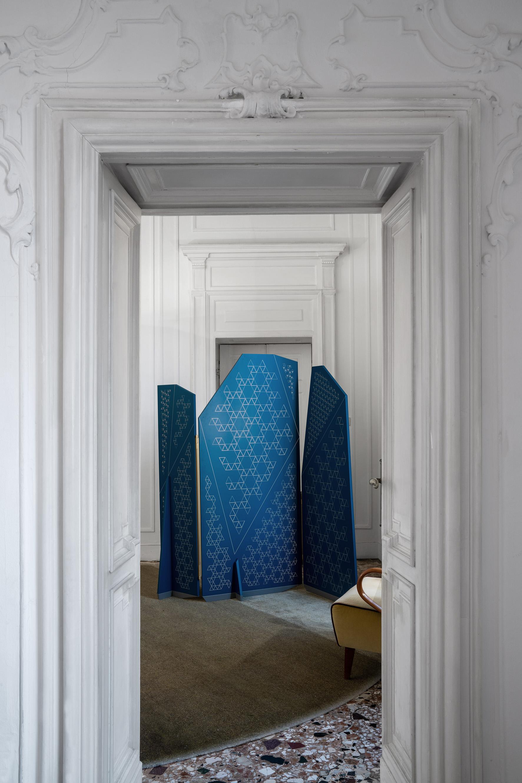Pair of green teal blue screen by Mentemano.
Dimensions: W 196 x D 28 x H 181 cm.
Materials: green teal blue, grey print, black hinges.

The hinges allow the structure to take different shapes.
The lacquered panels are enriched with digital