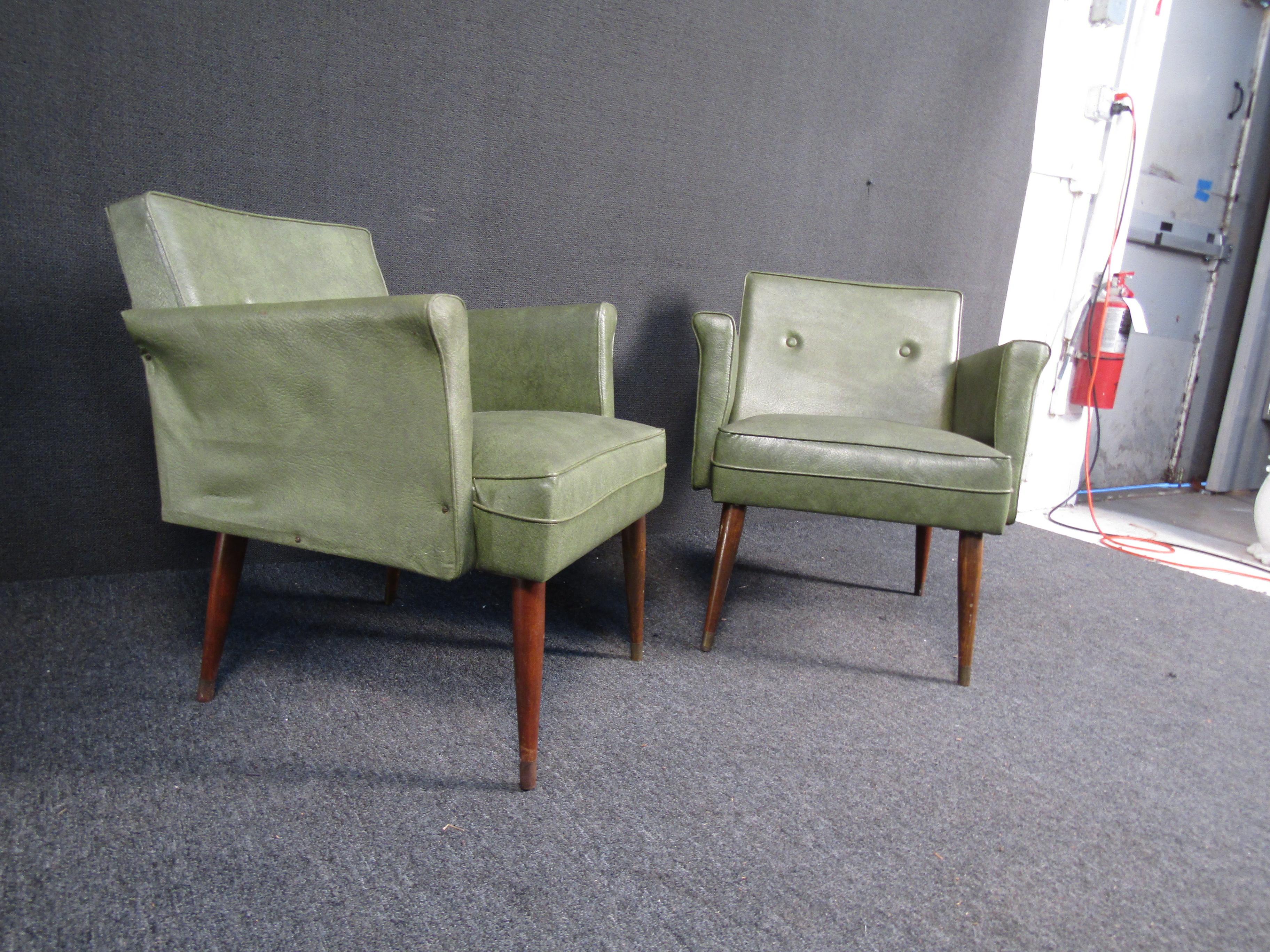 Pair of Green Tufted Chairs In Good Condition For Sale In Brooklyn, NY