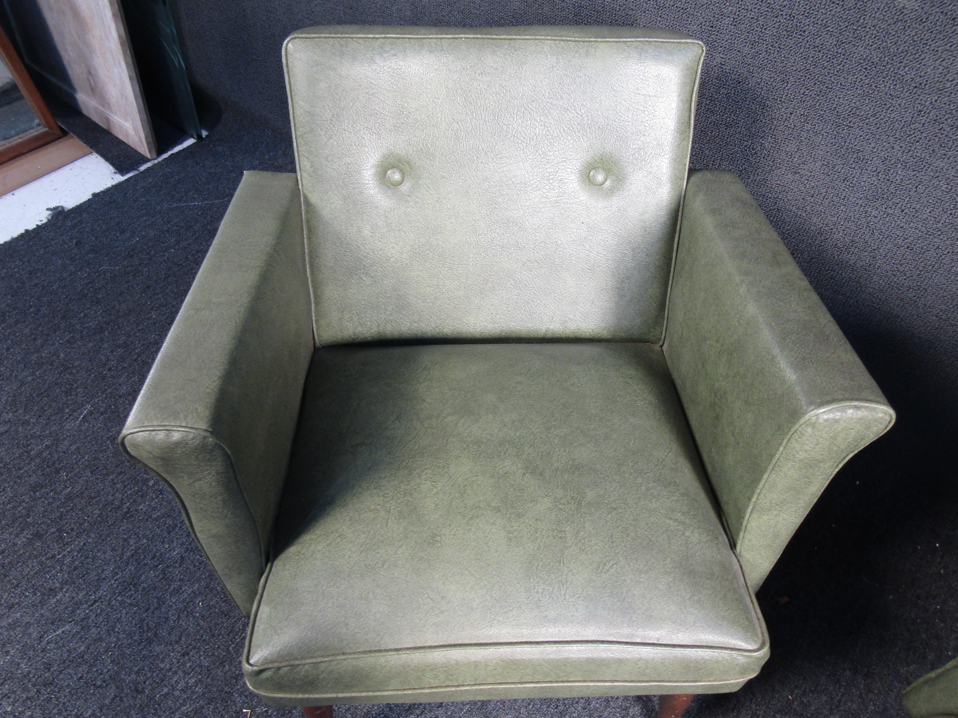 20th Century Pair of Green Tufted Chairs For Sale