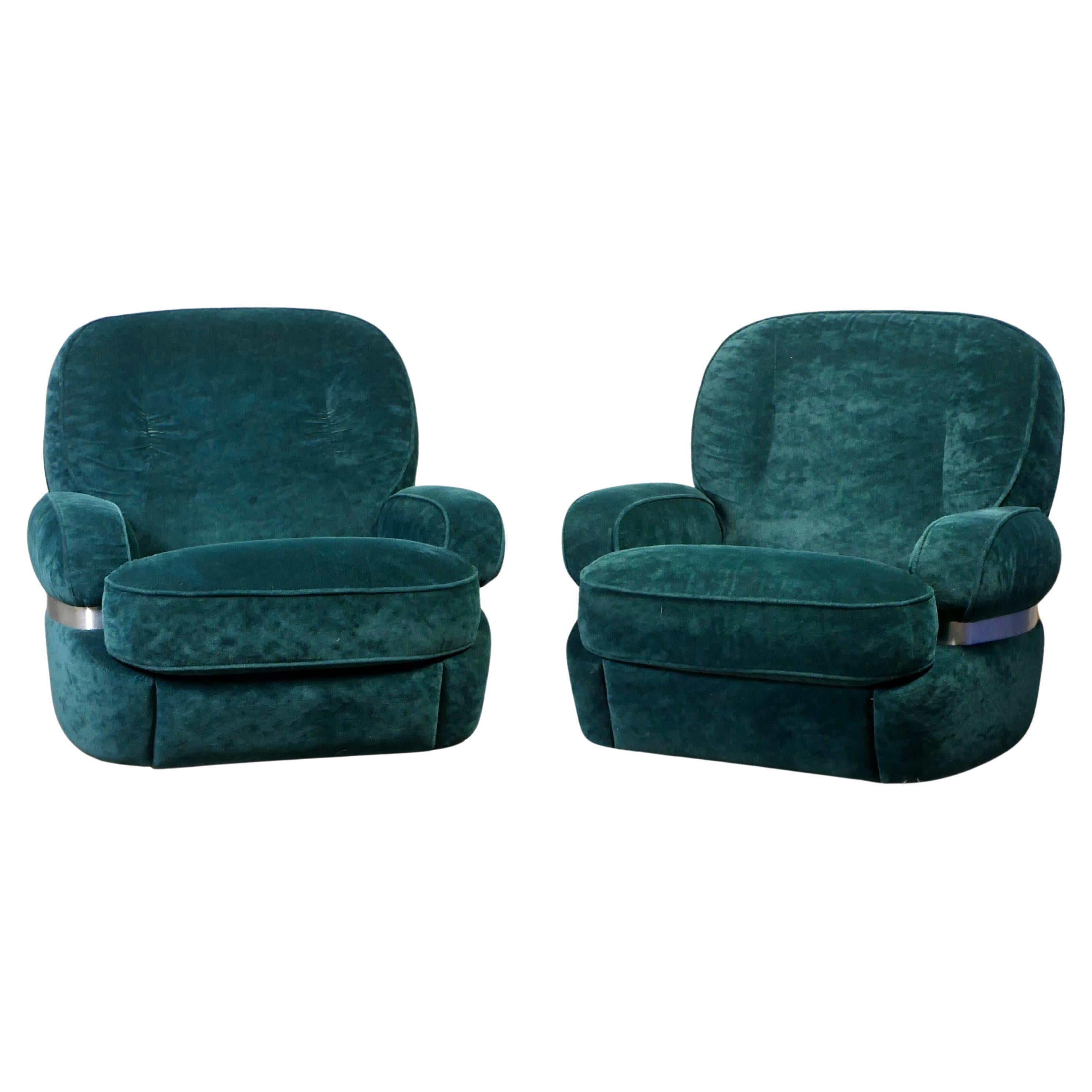 Magnifique et très confortable paire de fauteuils en velours vert fabriqués en France par Beka, dans les années 1970.
Cadre métallique autour de la chaise, joli style de l'ère spatiale avec un tissu chaleureux.
En bon état, légères traces