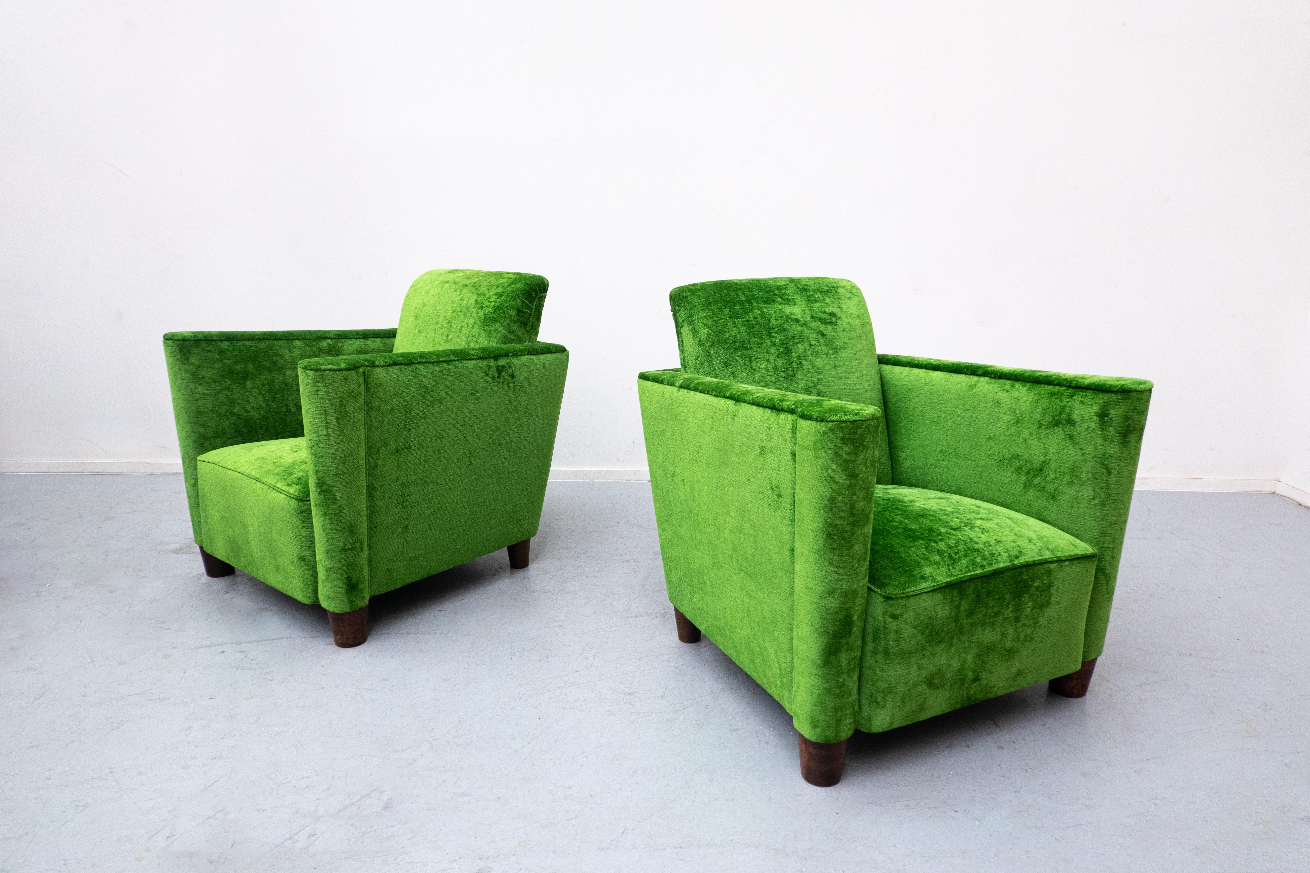 Mid-Century Modern Pair of Green Velvet Club Armchairs, 1940s