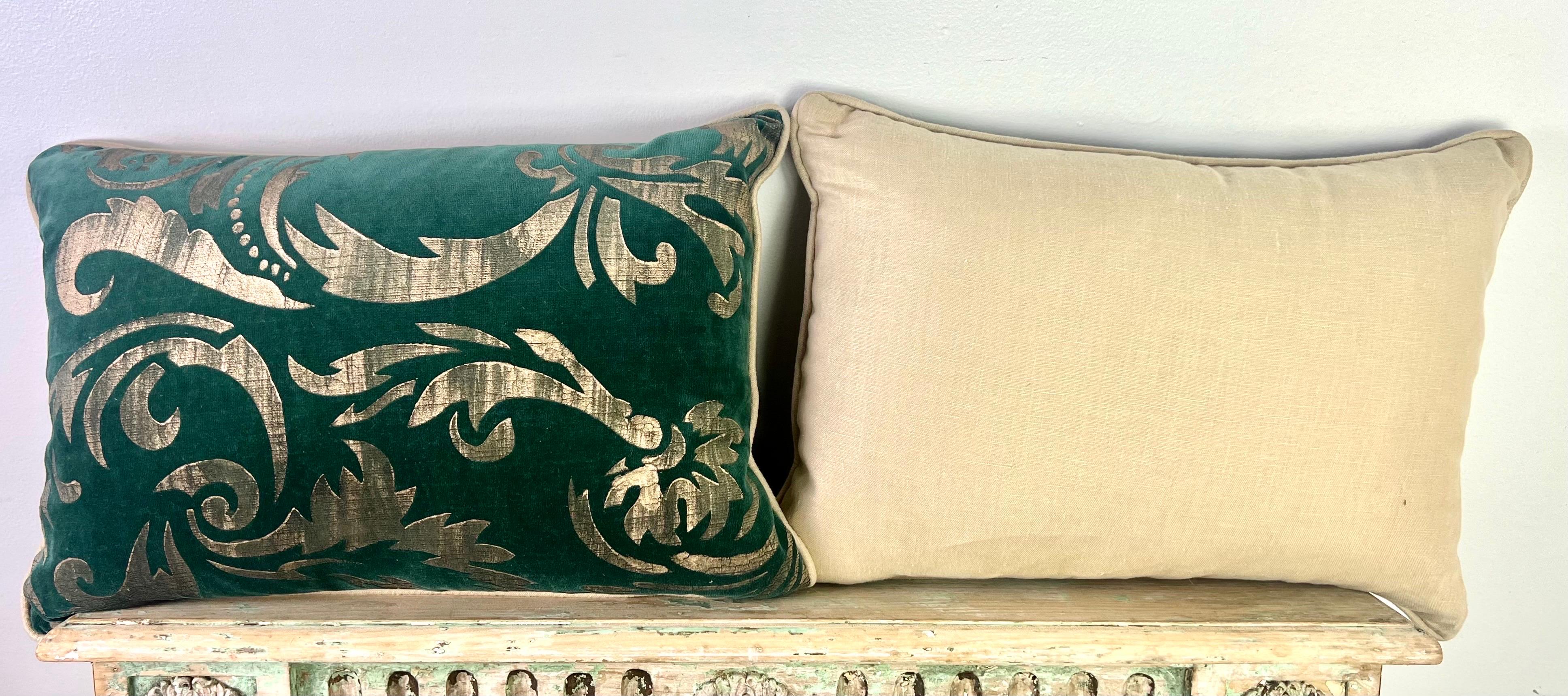 Paar NOMI-Kissen aus grünem Samt mit goldener Schablonierung (21. Jahrhundert und zeitgenössisch) im Angebot