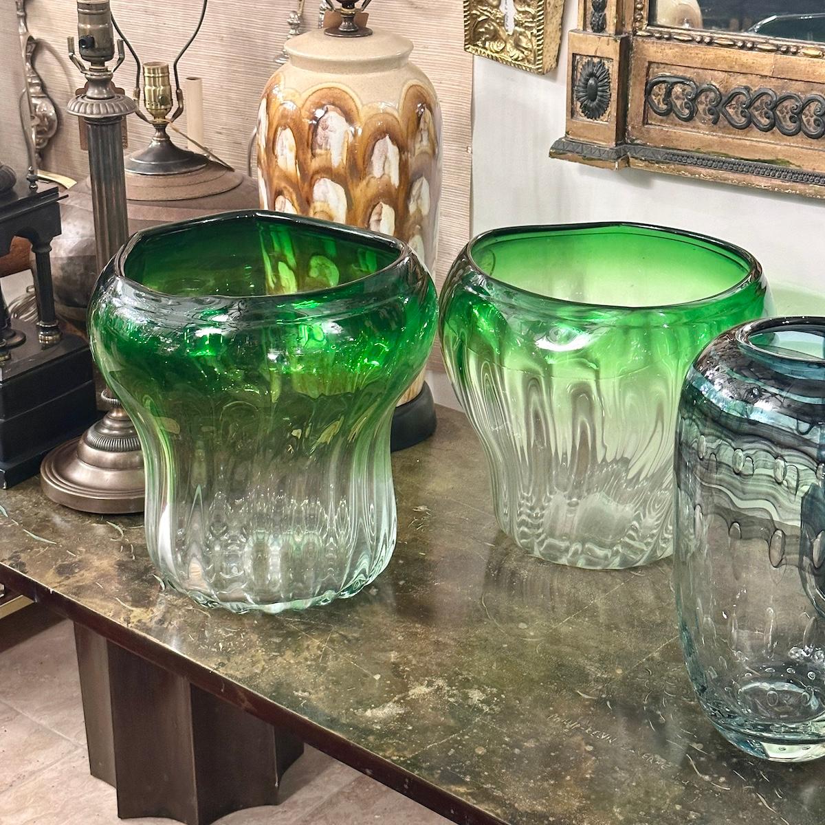 Metà XX secolo Coppia di vasi italiani d'epoca di colore verde in vendita