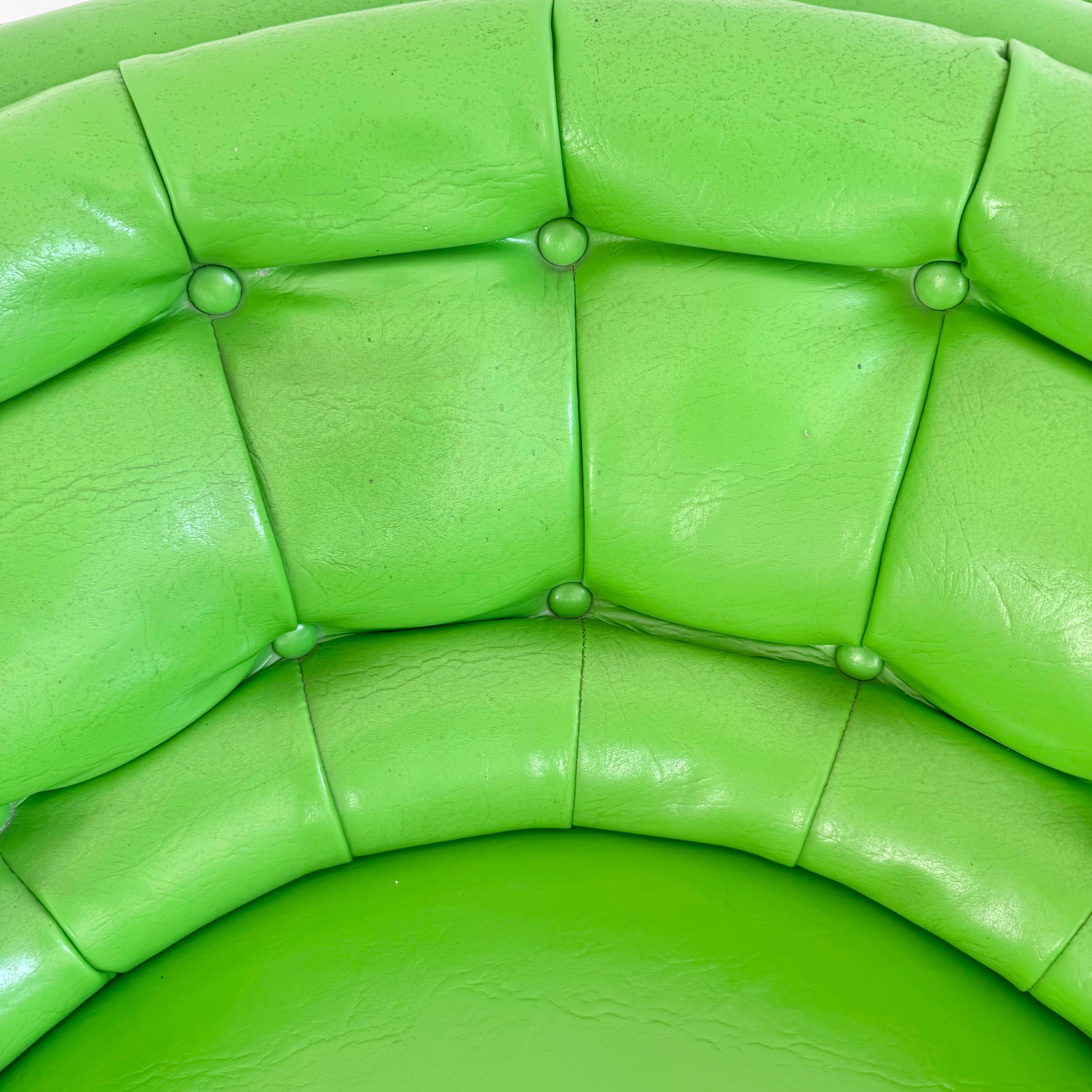 Paire de chaises pivotantes en vinyle vert, années 1970 USA en vente 4