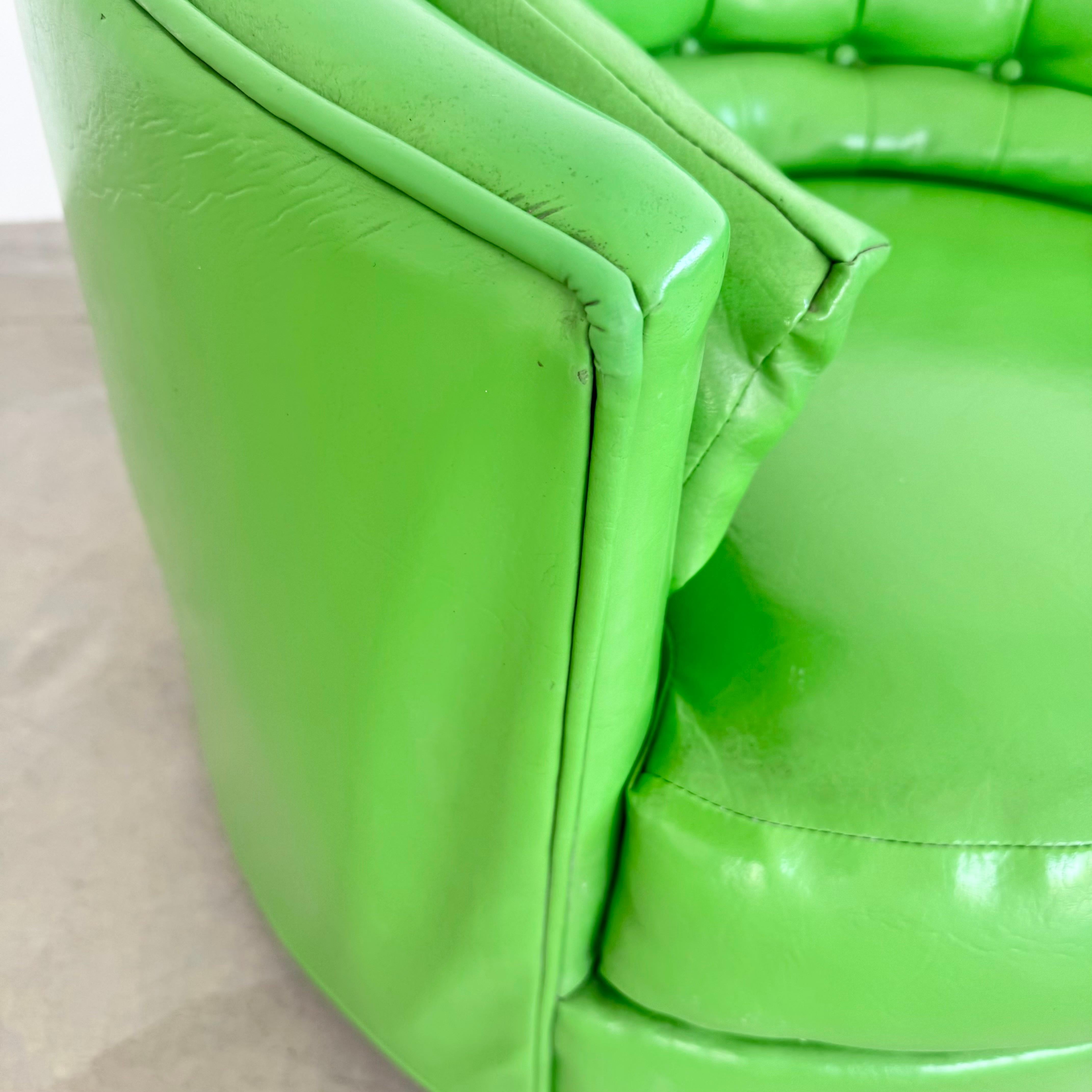 Paire de chaises pivotantes en vinyle vert, années 1970 USA en vente 6