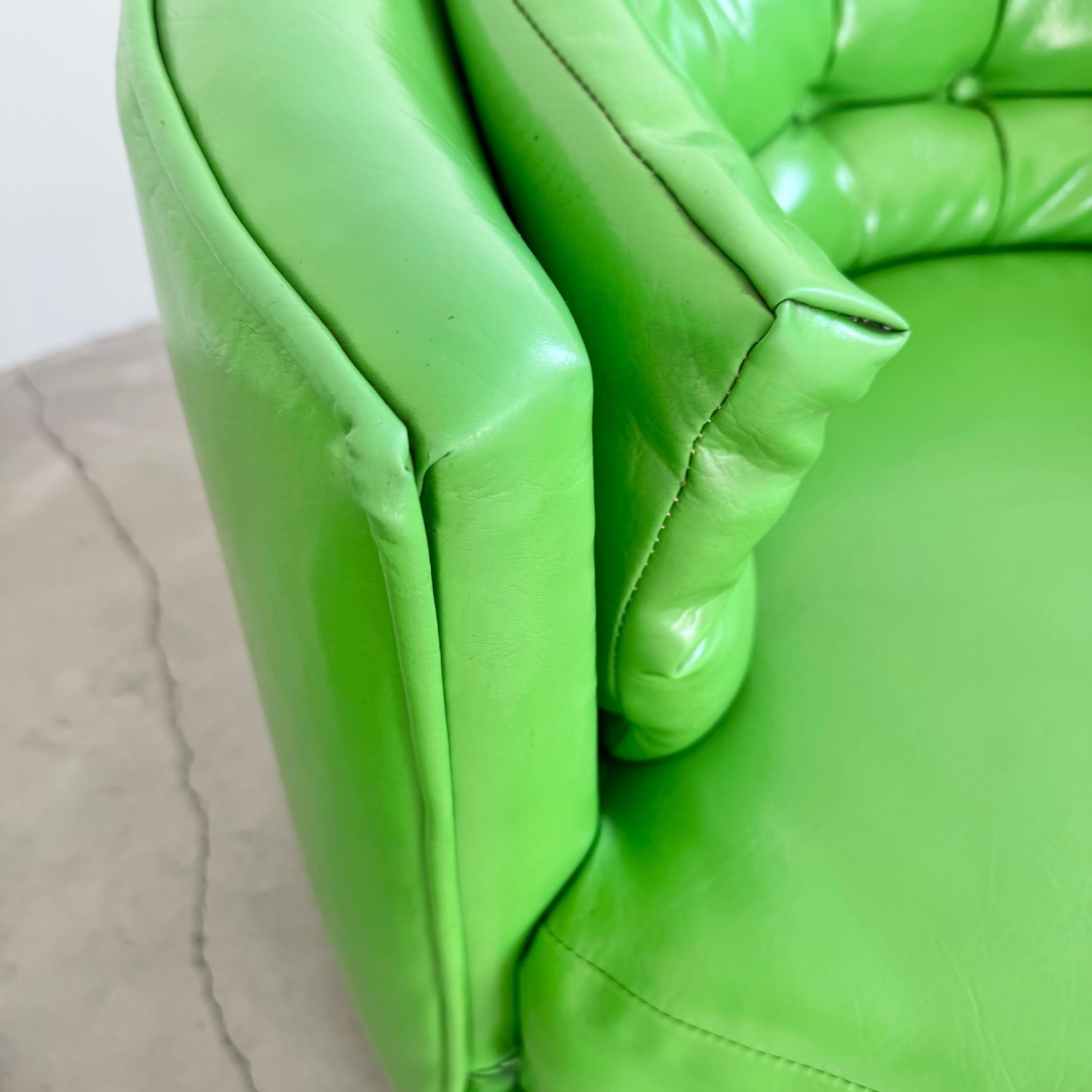 Paire de chaises pivotantes en vinyle vert, années 1970 USA en vente 7