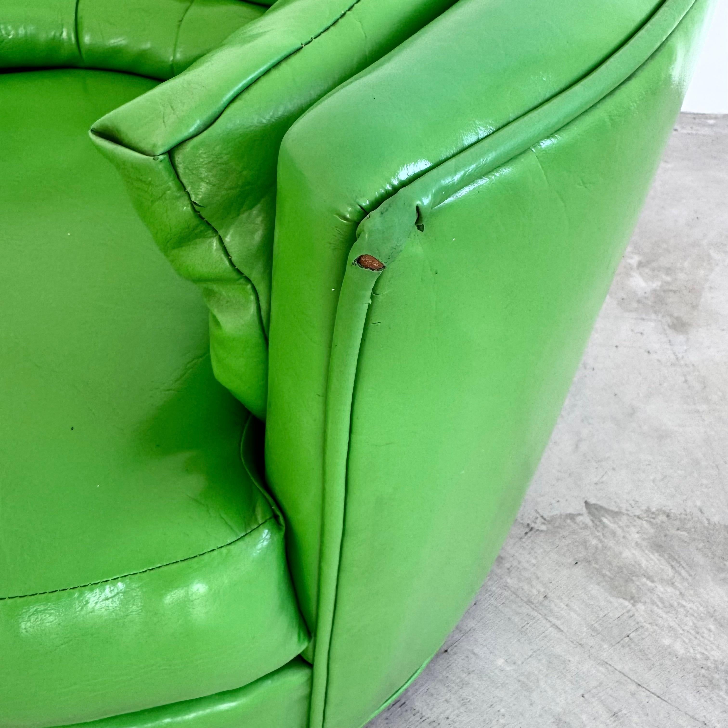 Paire de chaises pivotantes en vinyle vert, années 1970 USA en vente 8