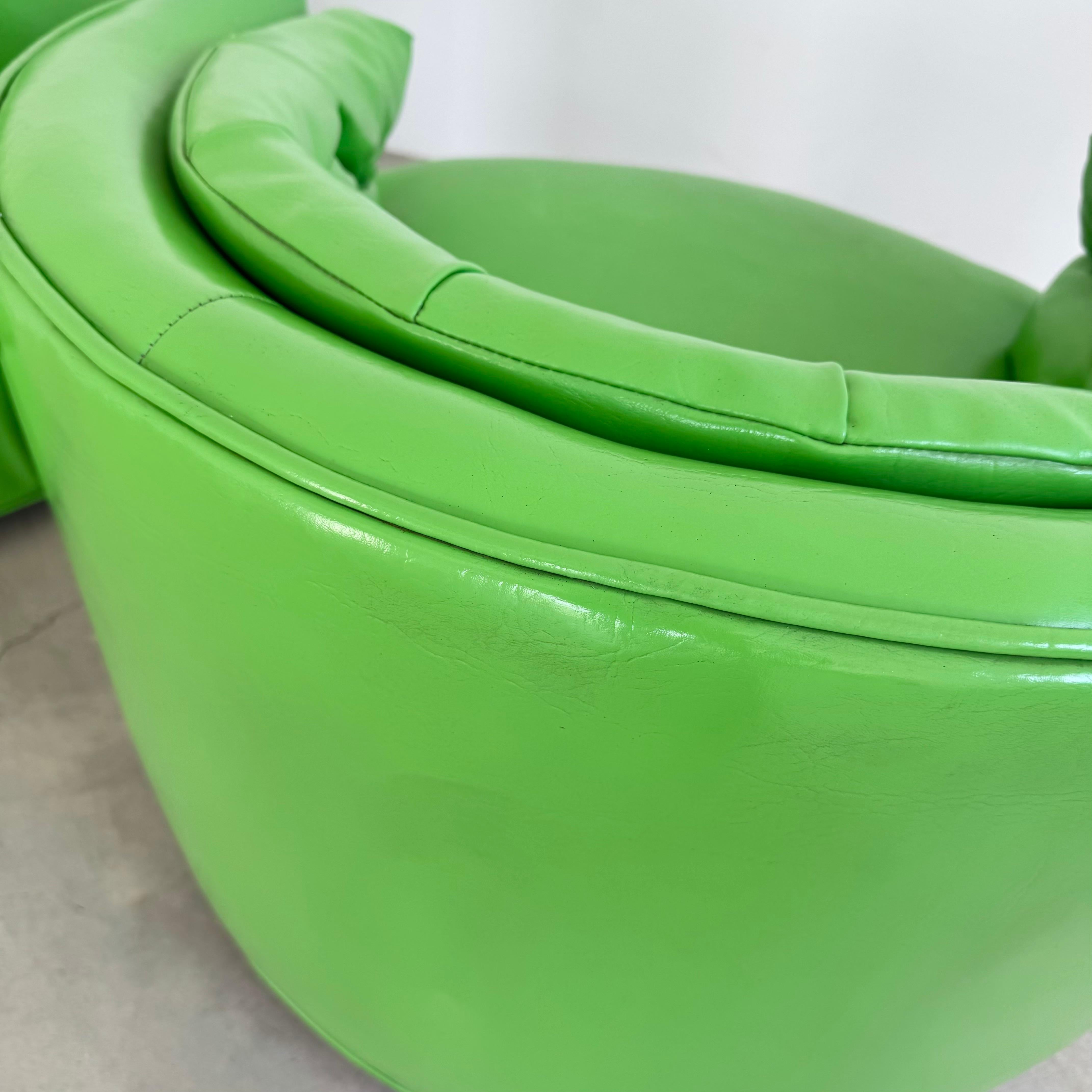 Paire de chaises pivotantes en vinyle vert, années 1970 USA en vente 9