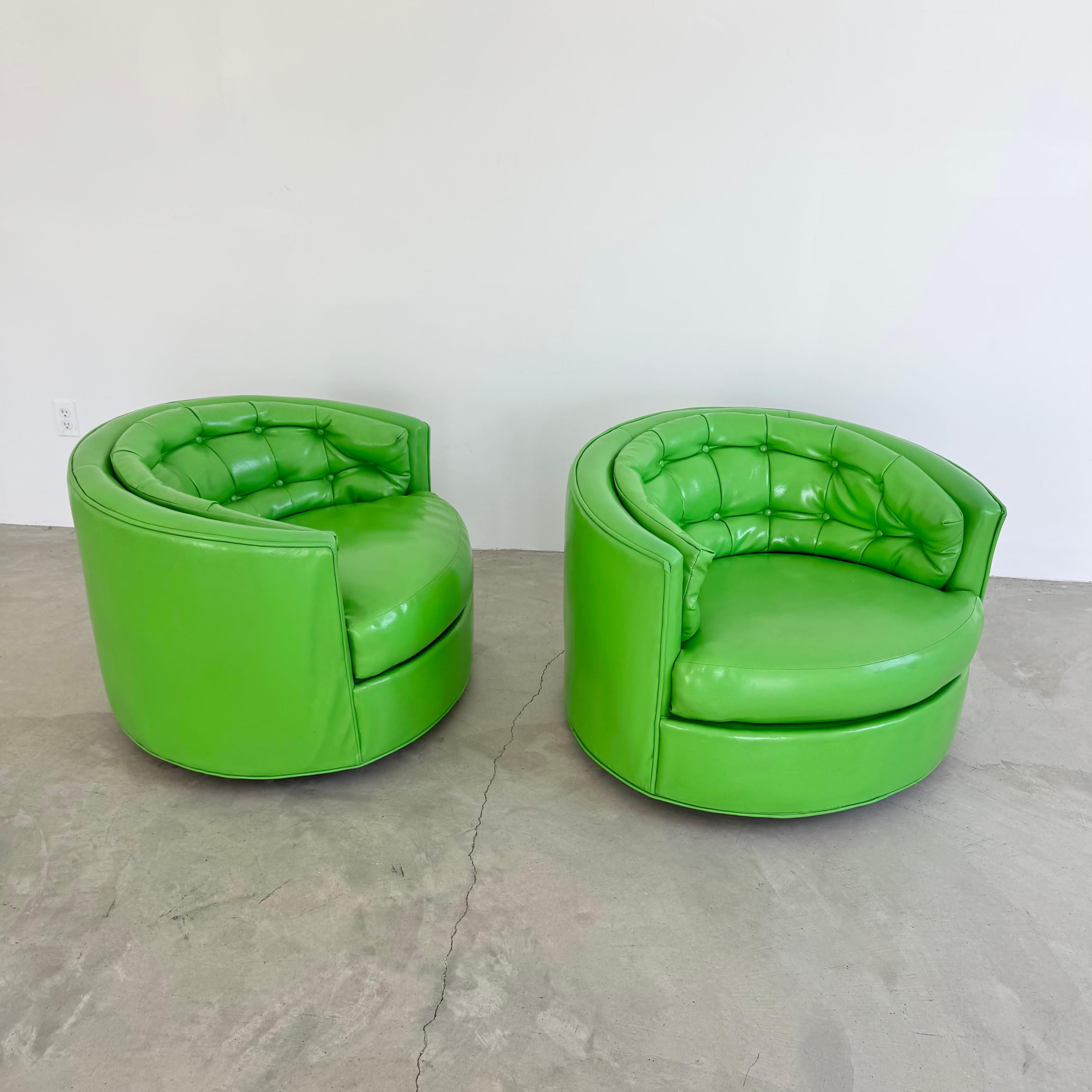 Américain Paire de chaises pivotantes en vinyle vert, années 1970 USA en vente