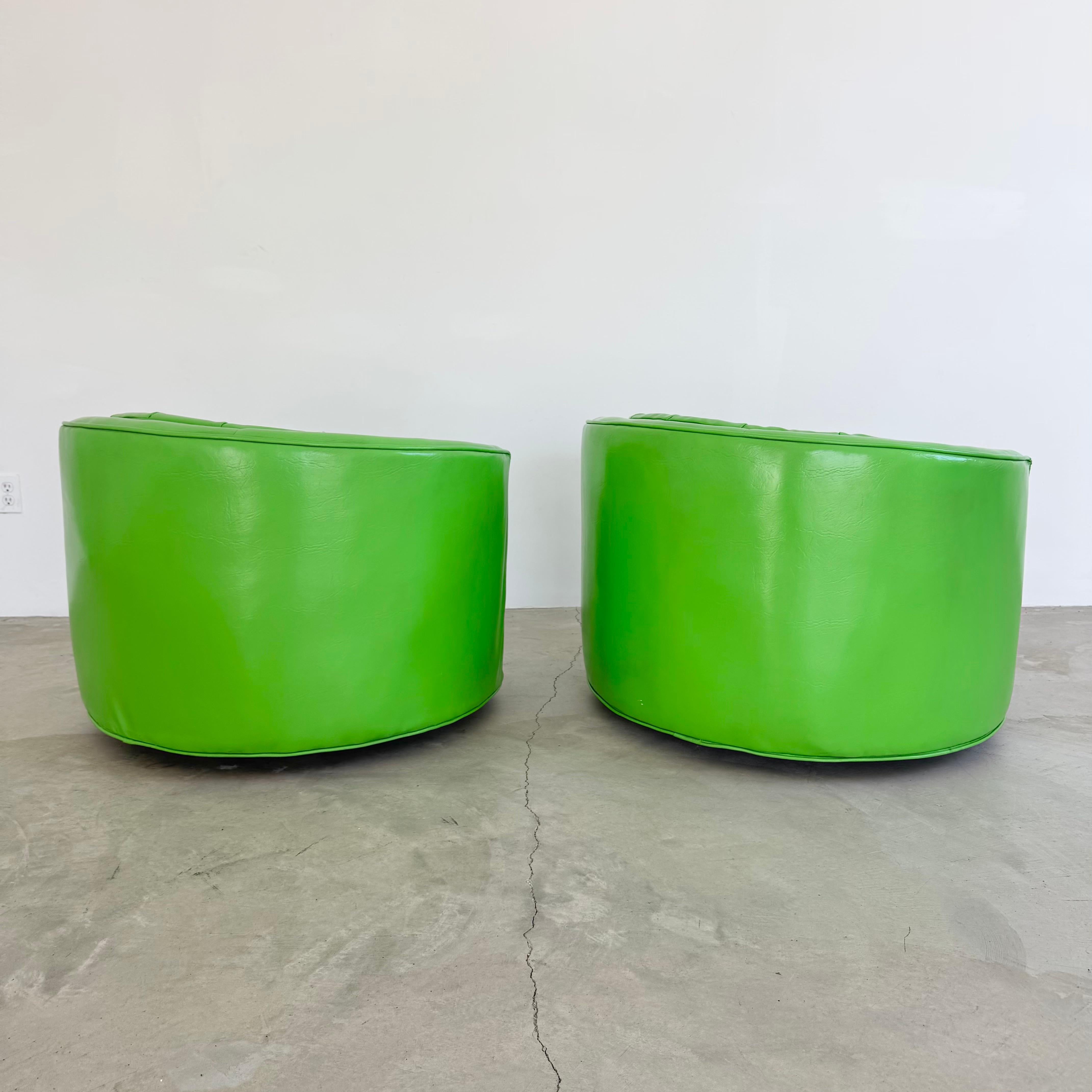 Paire de chaises pivotantes en vinyle vert, années 1970 USA Bon état - En vente à Los Angeles, CA