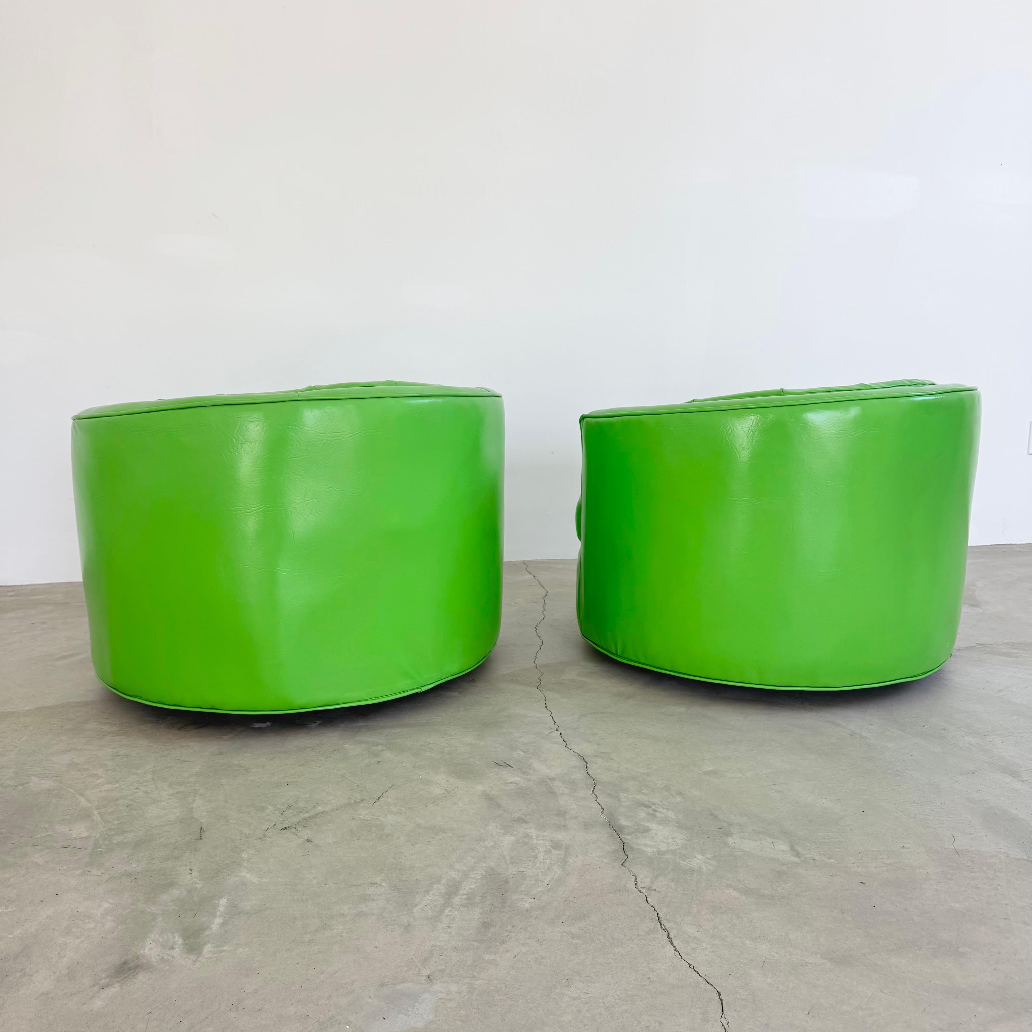 Fin du 20e siècle Paire de chaises pivotantes en vinyle vert, années 1970 USA en vente