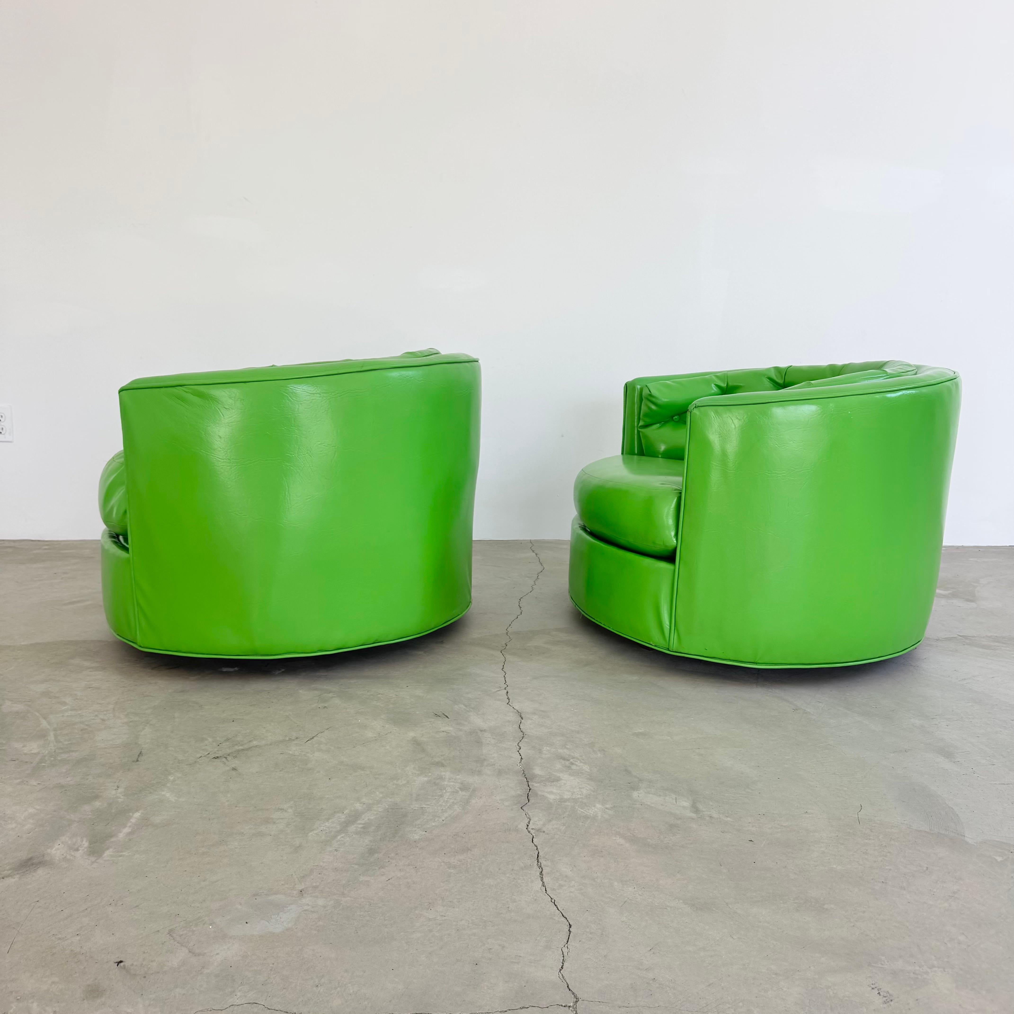 Plastique Paire de chaises pivotantes en vinyle vert, années 1970 USA en vente