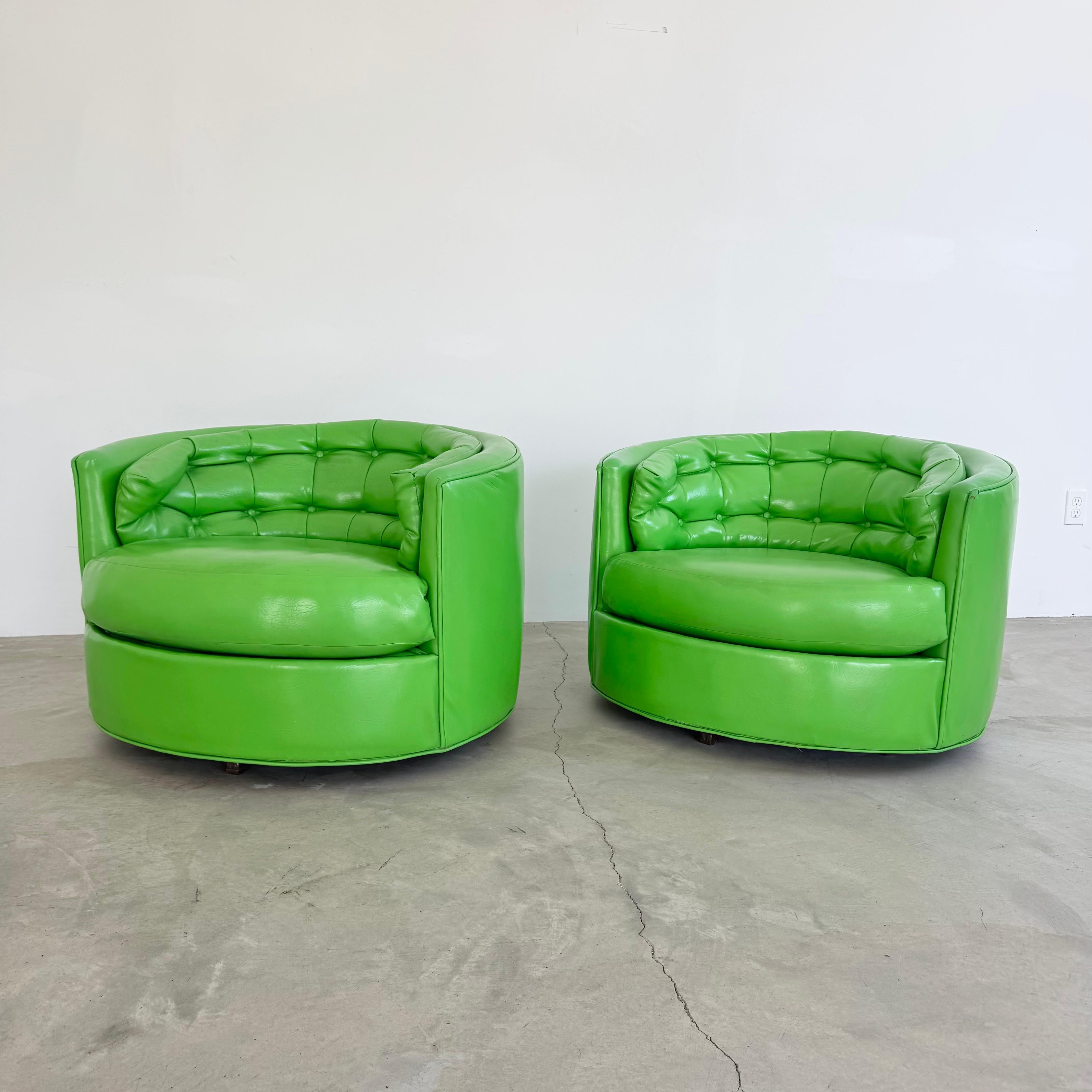 Paire de chaises pivotantes en vinyle vert, années 1970 USA en vente 1