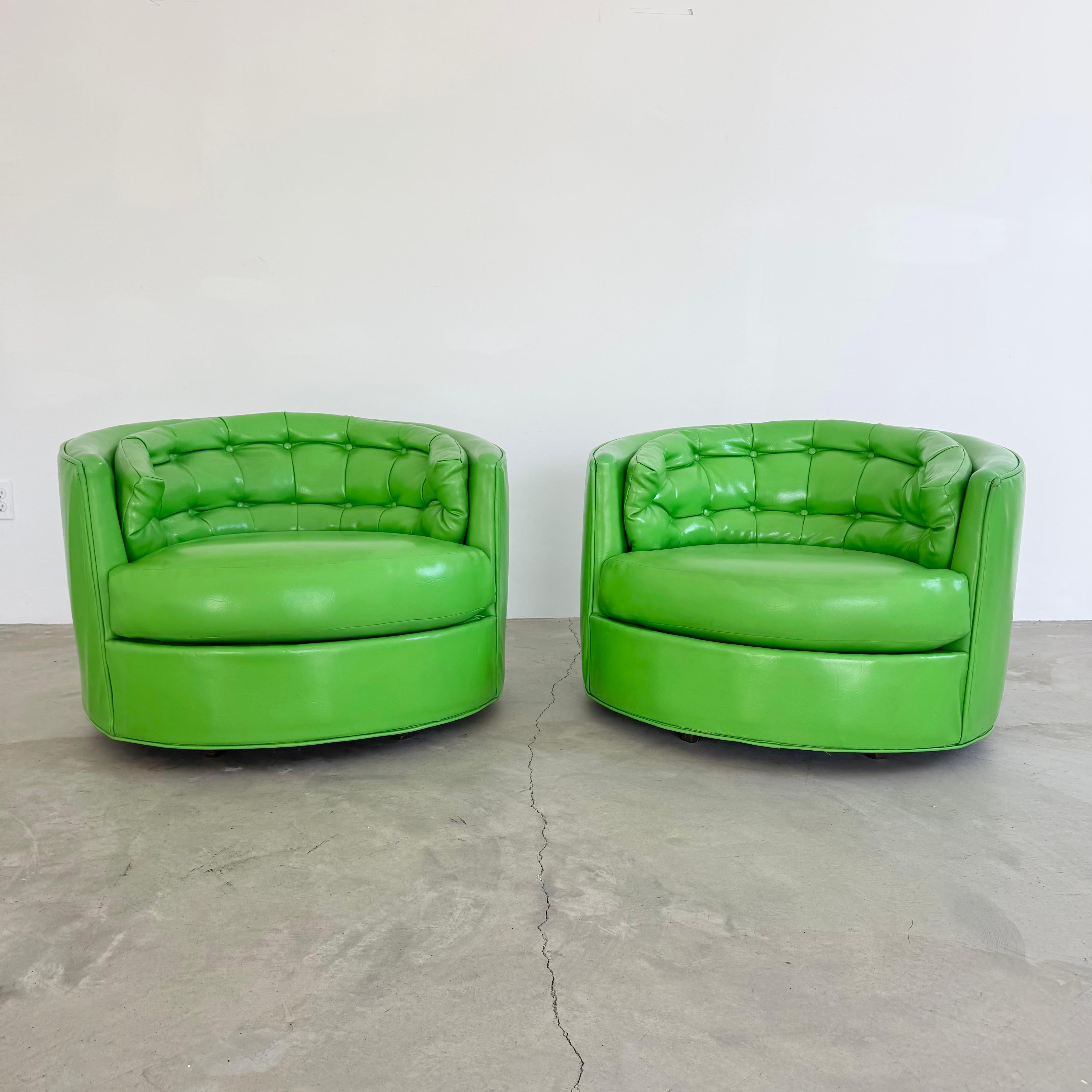 Paire de chaises pivotantes en vinyle vert, années 1970 USA en vente 2