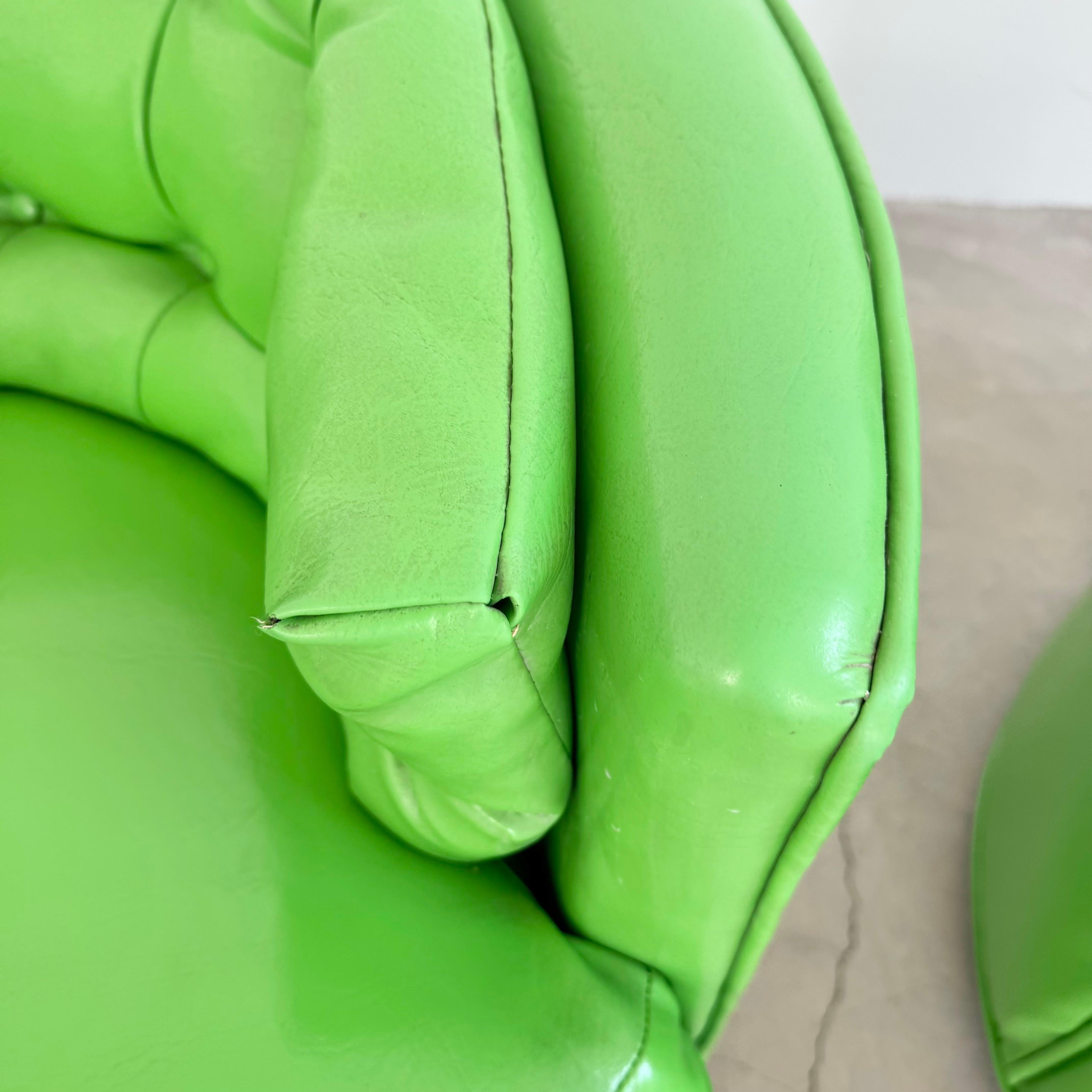 Paire de chaises pivotantes en vinyle vert, années 1970 USA en vente 3