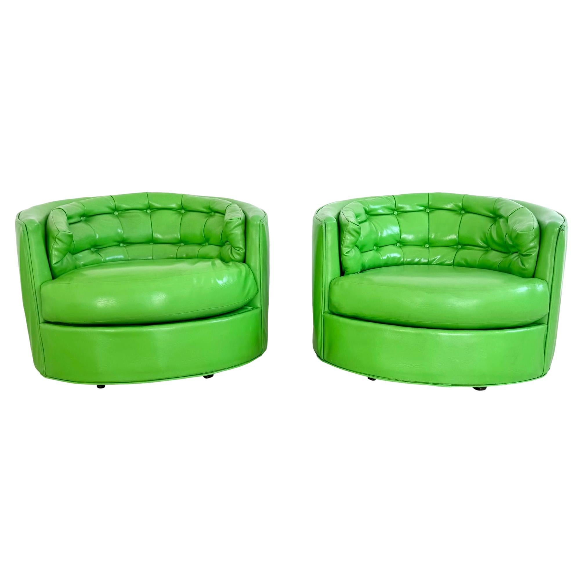 Paire de chaises pivotantes en vinyle vert, années 1970 USA