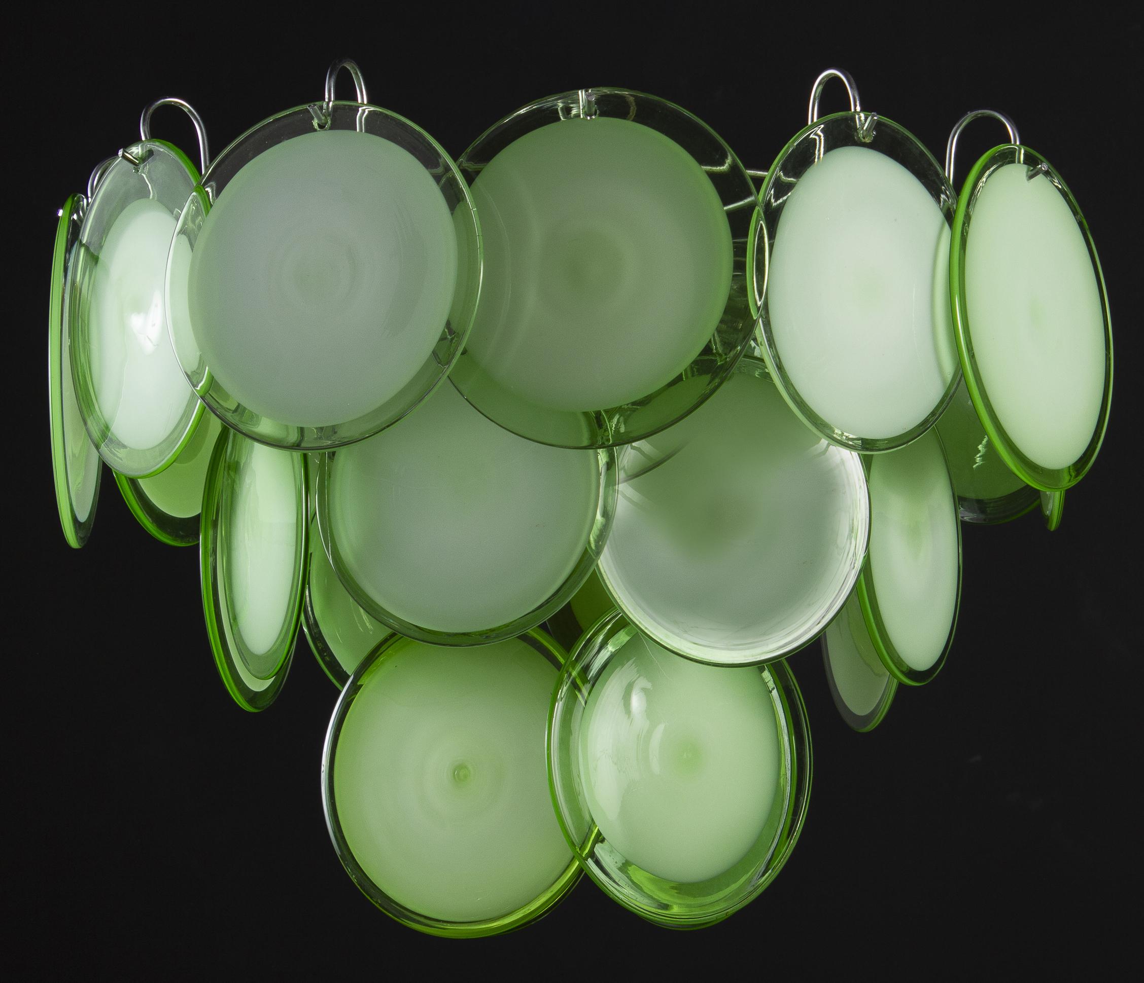 The rare 24 green discs of precious Murano glass are arranged on three levels.
Nine E14 light bulbs.
Measures: Height without chain 40 cm.
 Available also a pair of sconces.