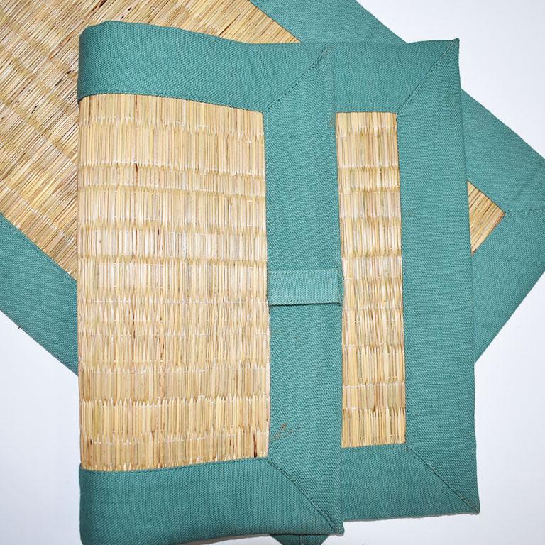 Américain Ensemble de quatre sets de tapis de table en osier vert en vente