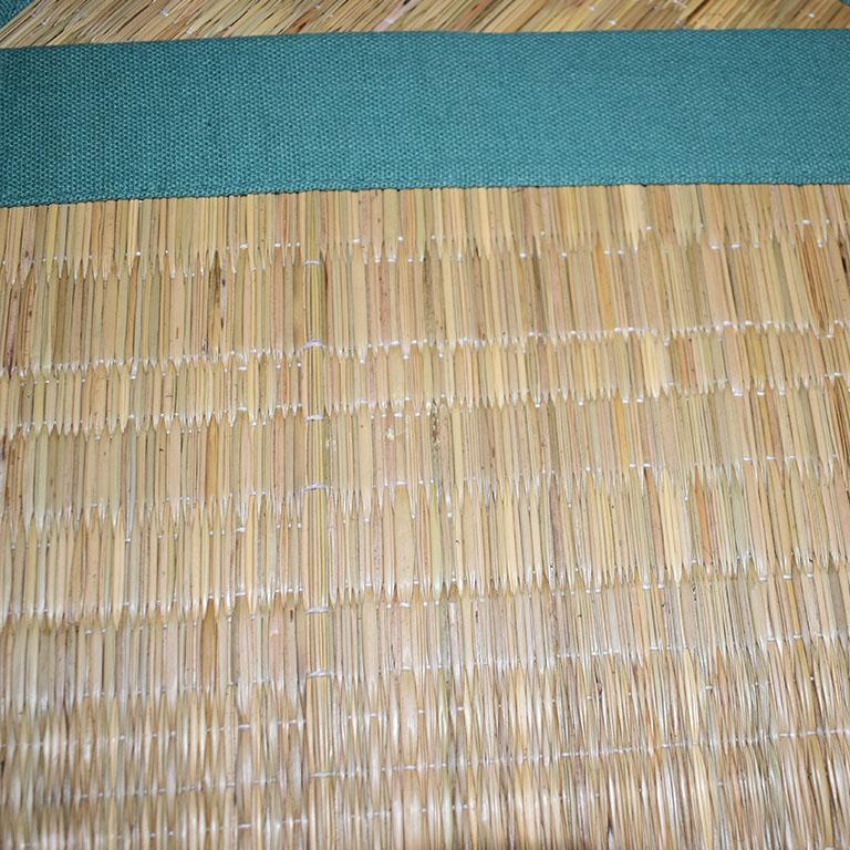 20ième siècle Ensemble de quatre sets de tapis de table en osier vert en vente
