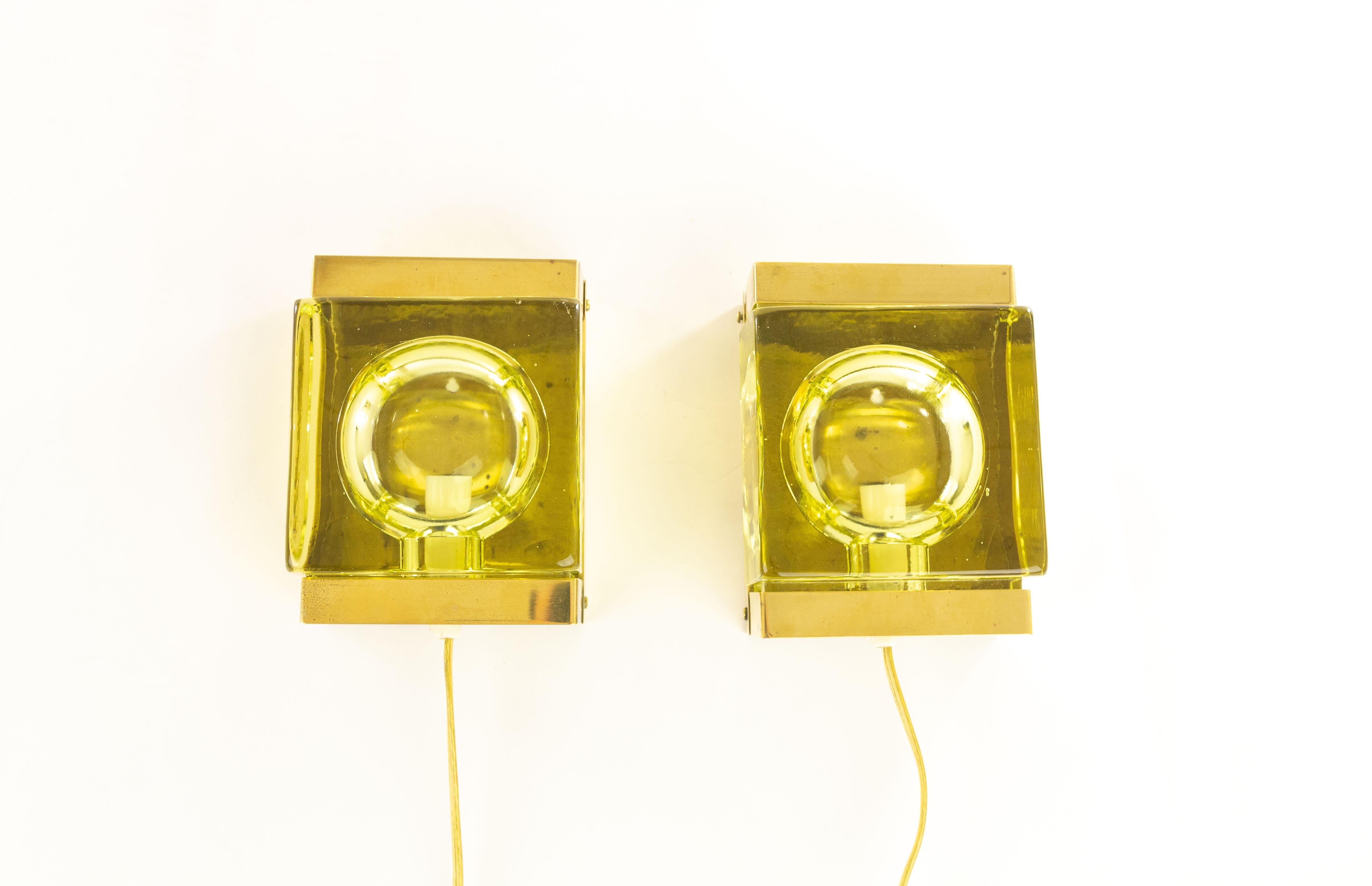 Ein Paar Maritim Lampet Wandlampen, hergestellt vom dänischen Leuchtenhersteller Vitrika in den 1970er Jahren. Die Version mit dem grünlichen Glas ist etwas Besonderes und schwer zu finden.

Beide Lampen bestehen aus zwei Teilen: einem massiven