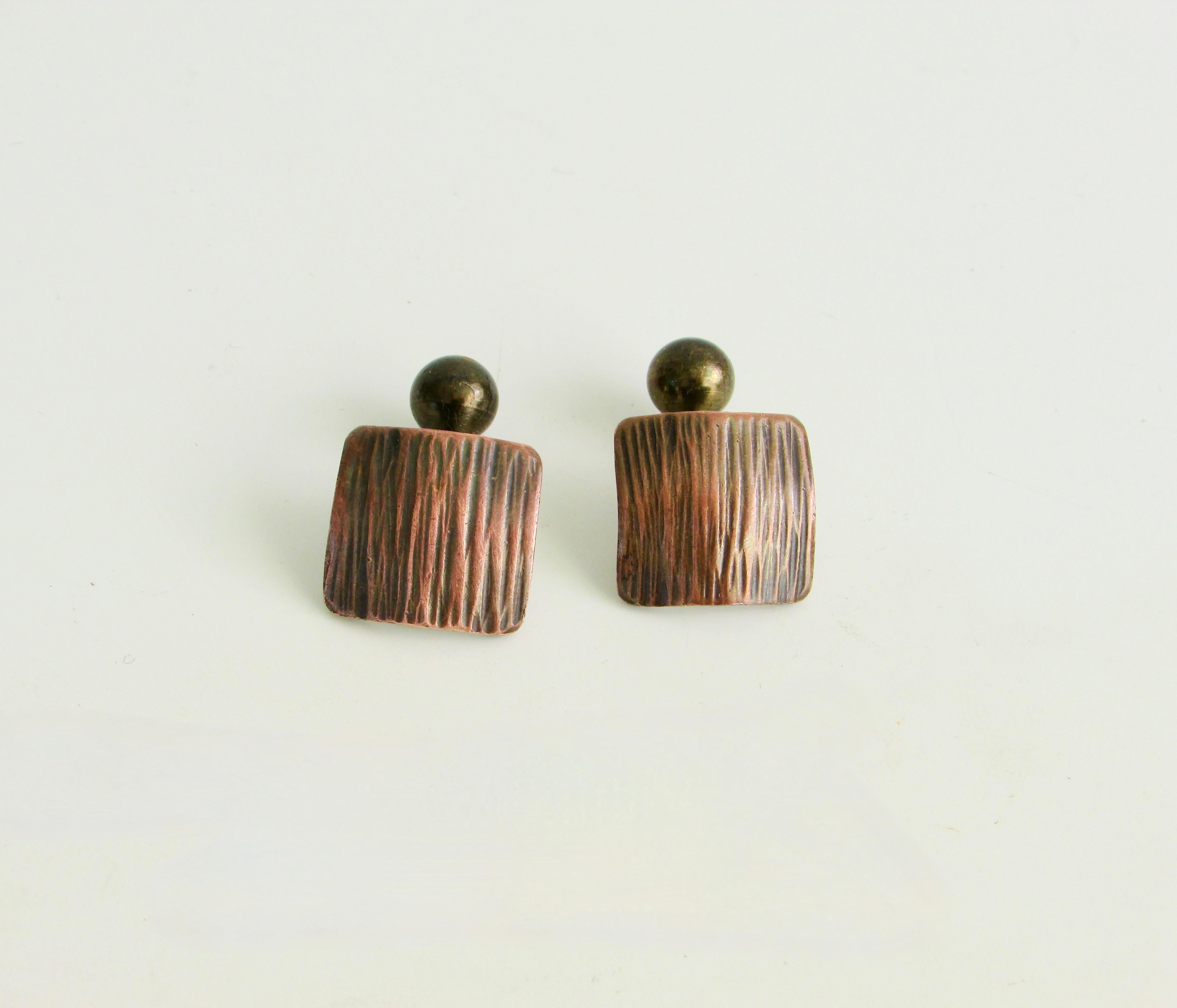 Pair of Greenwich Village artist Rebaje Hammered Copper and Brass Cuff Links In Good Condition For Sale In Ferndale, MI