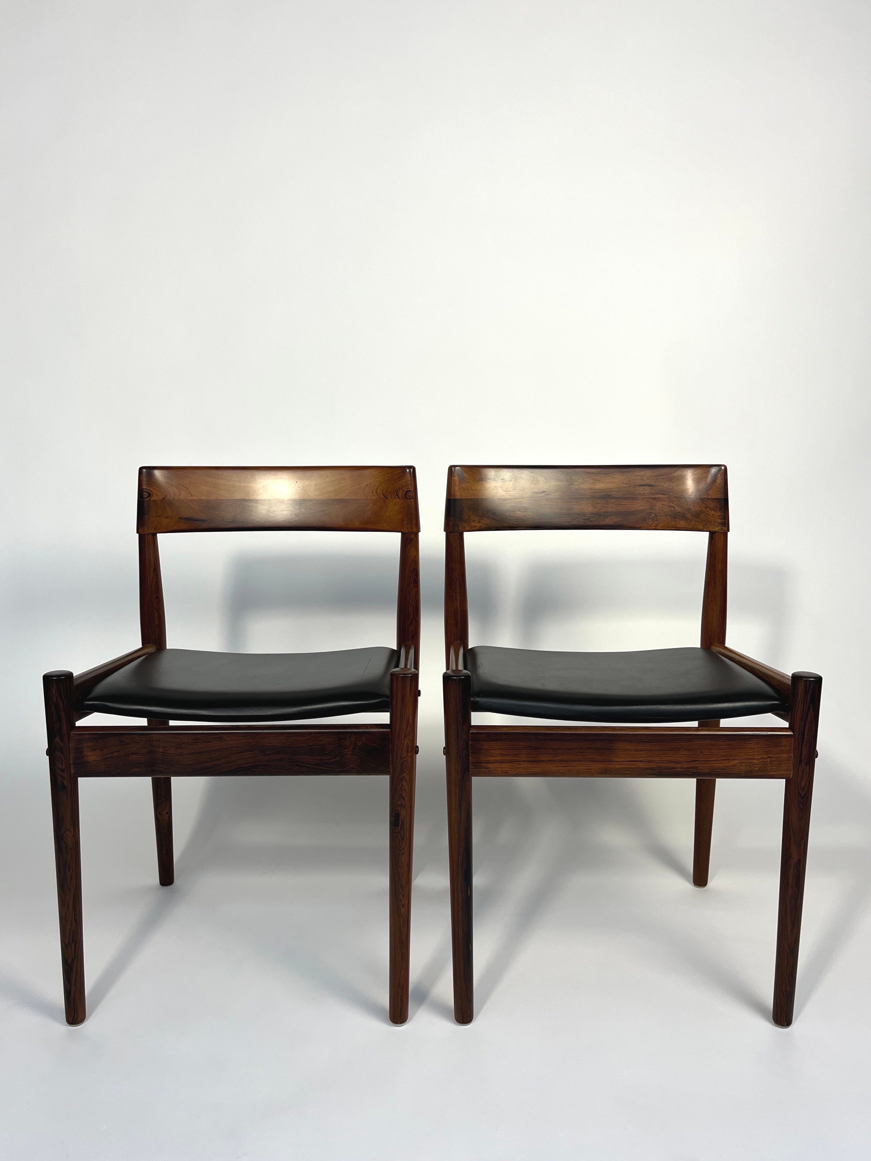 Ensemble de deux magnifiques chaises de salle à manger conçues par Grete Jalk pour P. Jeppesen. Modèle n° PJ4-2, fabriqué au Danemark au début des années 1960.

Cadre en palissandre massif au grain magnifique, laqué. Rembourré en cuir noir.

