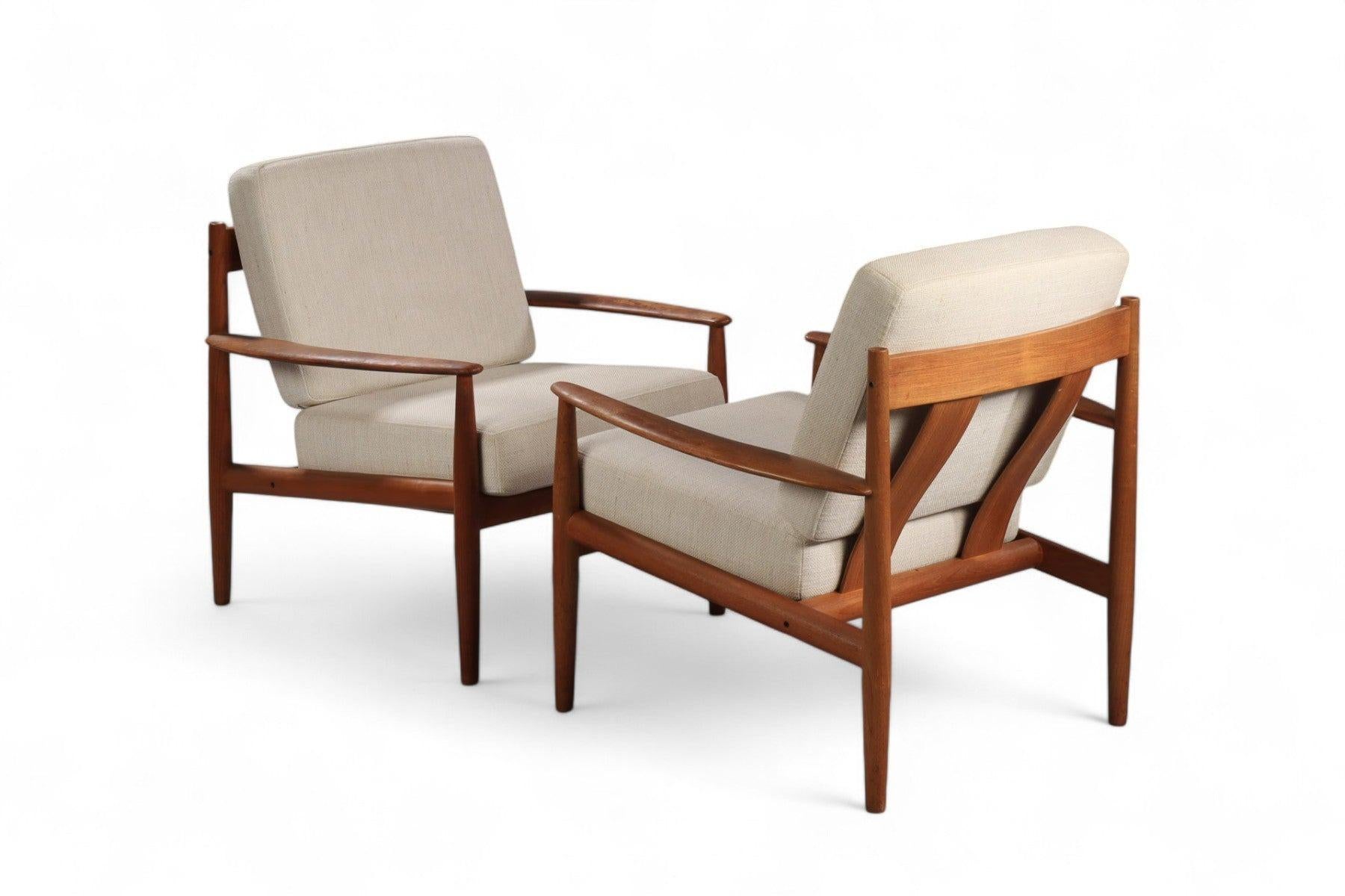 Danois Paire de chaises longues F118 de Grete Jalk en teck en vente