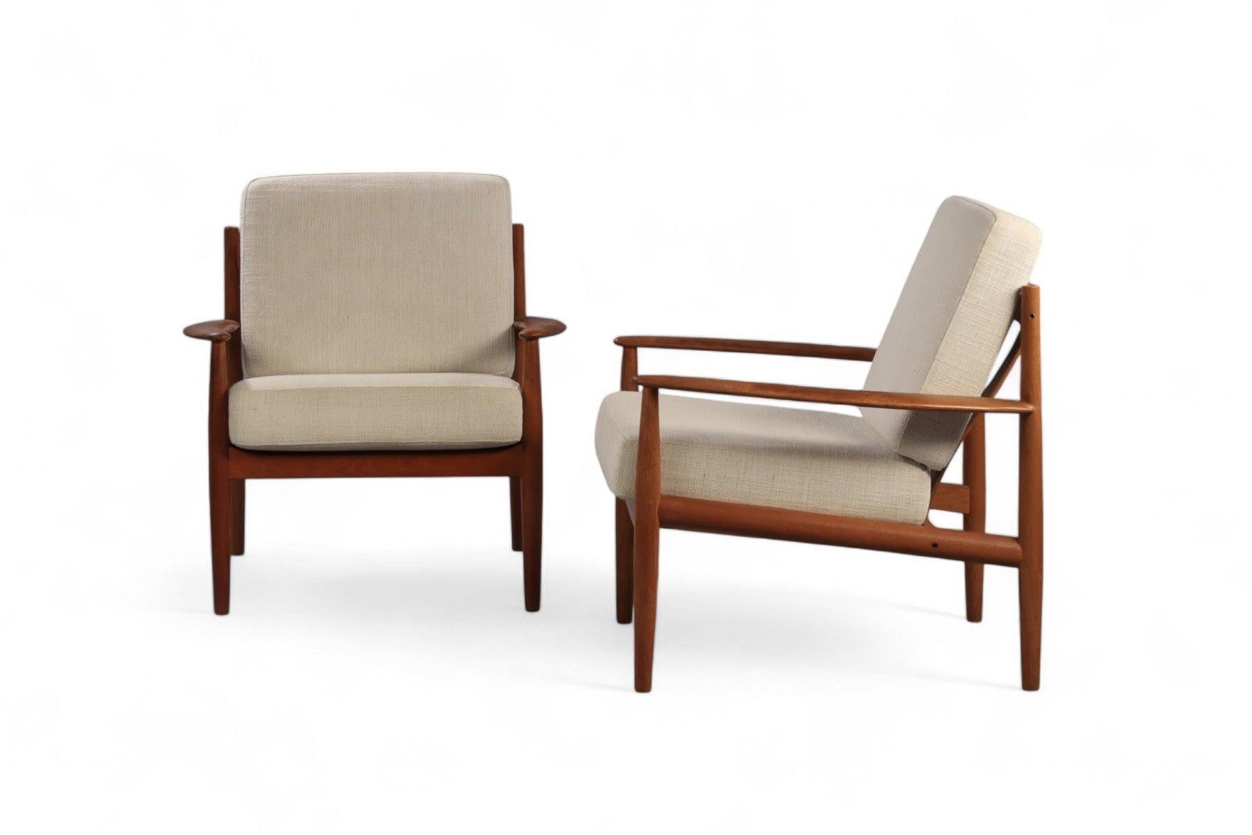 20ième siècle Paire de chaises longues F118 de Grete Jalk en teck en vente