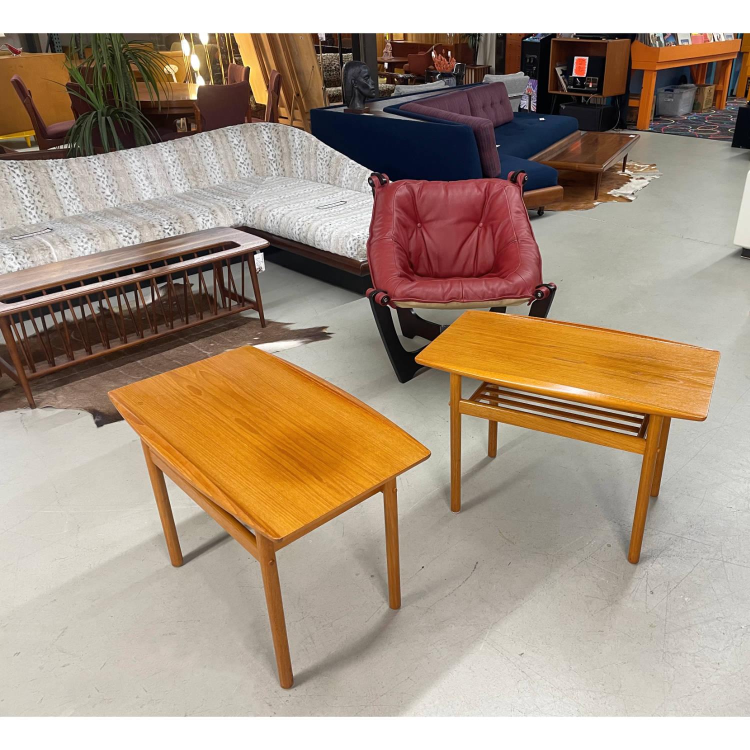 Zwei hübsche dänische Beistelltische aus Teakholz von der berühmten Designerin Grete Jalk. Die Beistelltische sind mit Lattenrosten unter der Haupttischplatte ausgestattet. Die Beistelltische der Mid-Century Modern Ära wurden für die Poul Jeppesen
