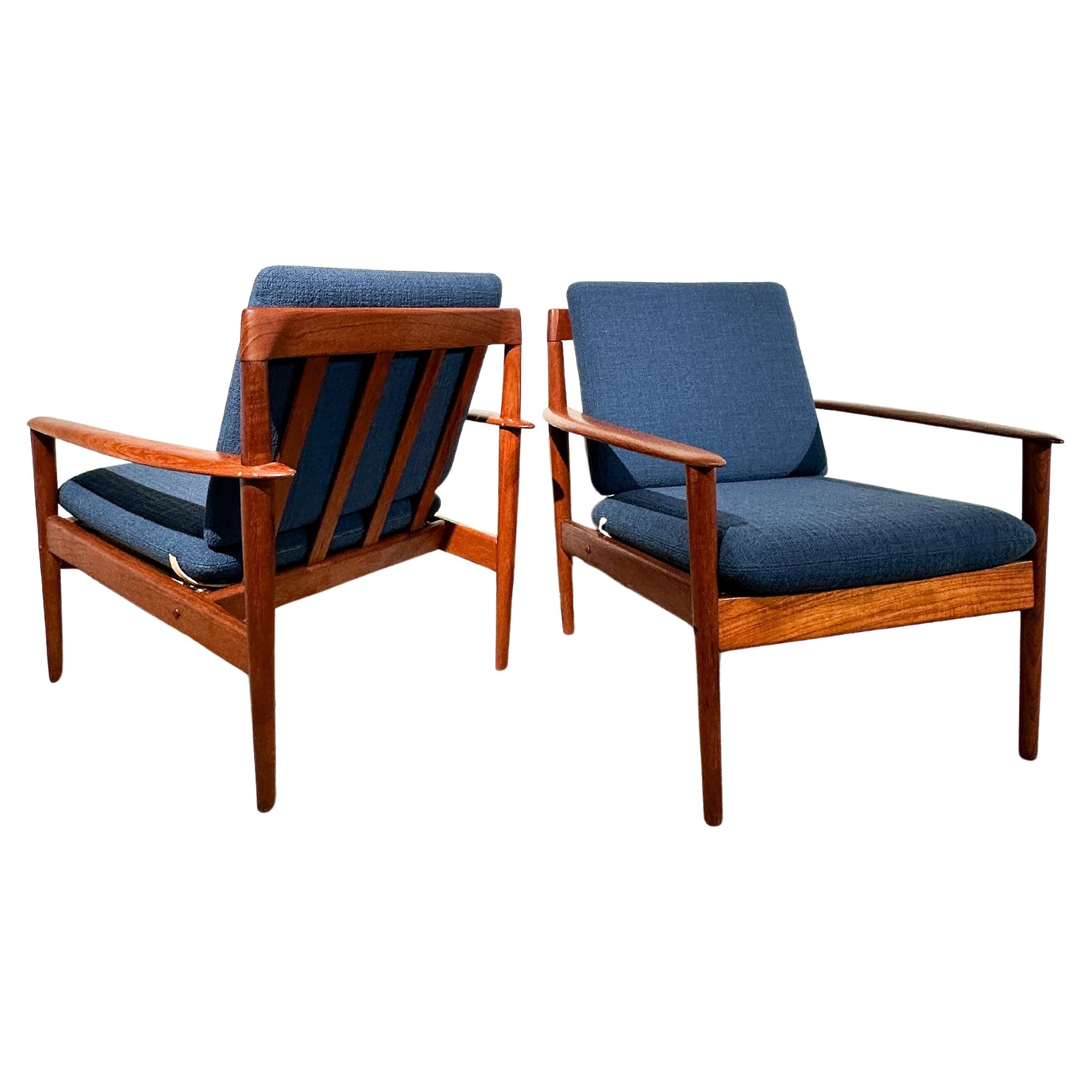 Paire de chaises longues conçues par Grete Jalk pour P. Jeppesen, fabriquées au Danemark au début des années 1960.

Cadre en teck massif, nettoyé et reverni à l'huile. Nouveaux coussins en mousse froide, recouverts d'un tissu en fil ondé et bouclé