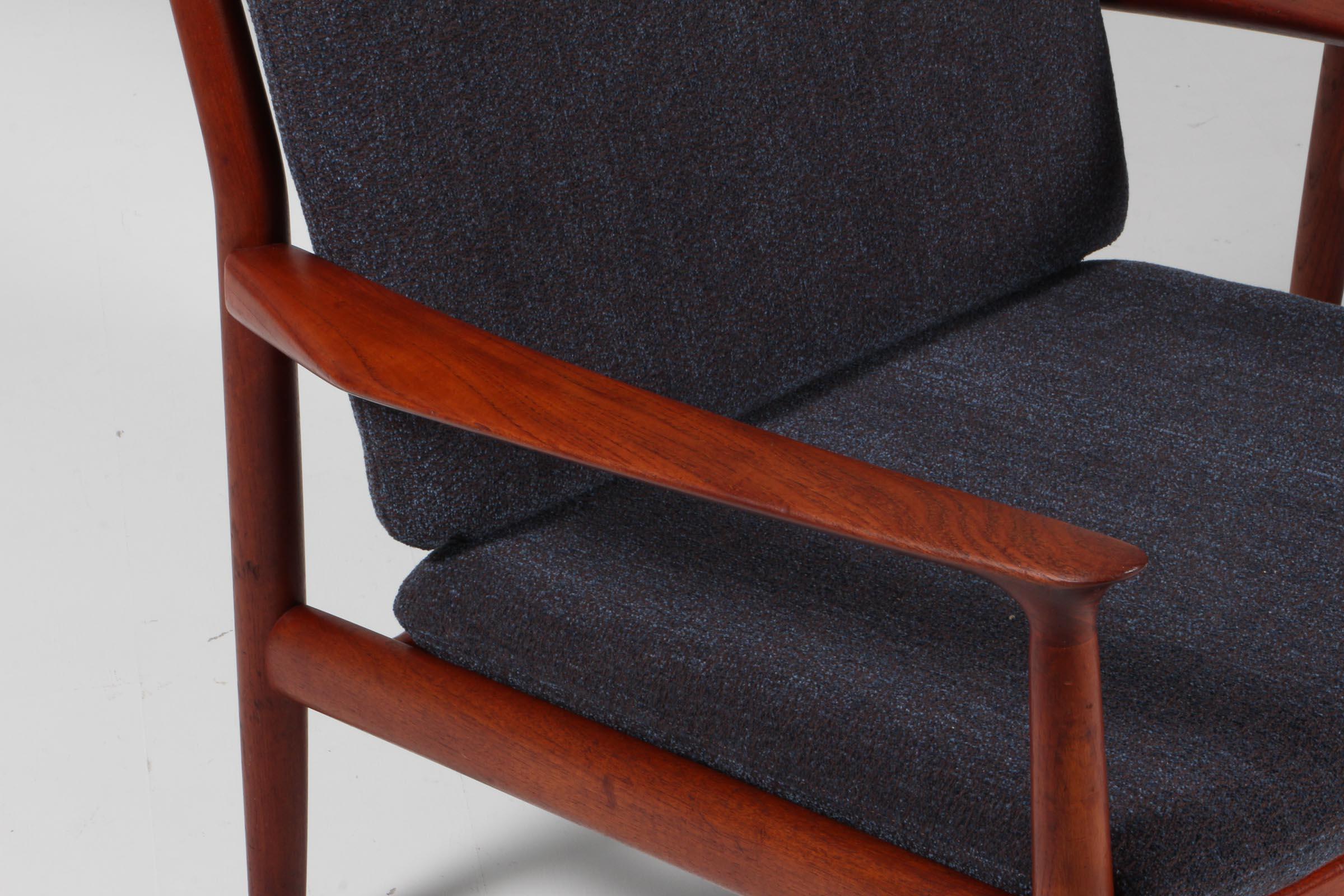 Mid-20th Century Pair of Grete Jalk Lounge Chairs with Frame of Teak, Textured Fabric
