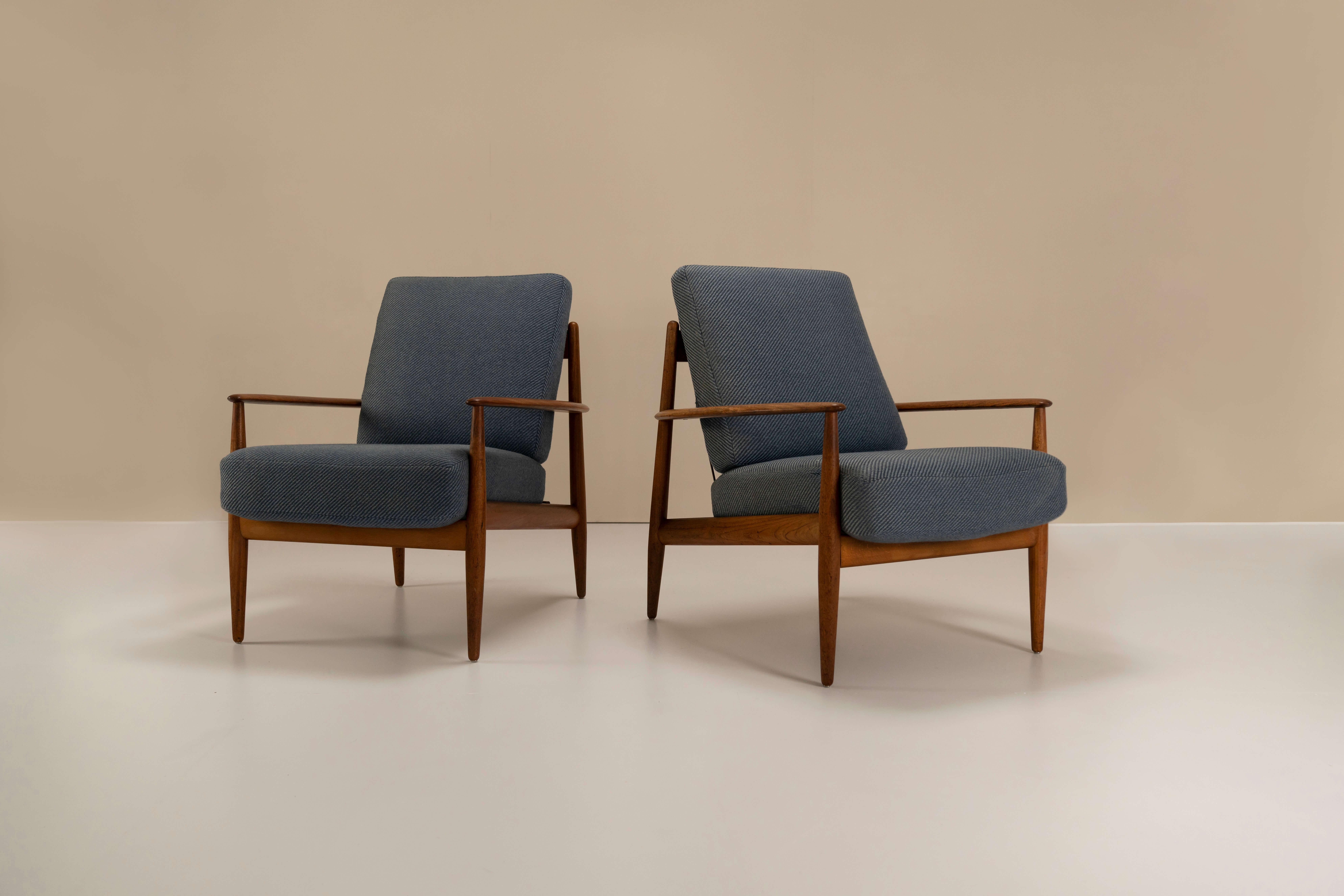 Charmante paire de fauteuils Grete Jalk Model 118 en teck et tissu pour France & Daverkosen de 1955. Ces deux chaises confortables sont les premières de la série modèle 118 conçue par Grete Jalk et fabriquée en 1955. Les cadres de ces exemples