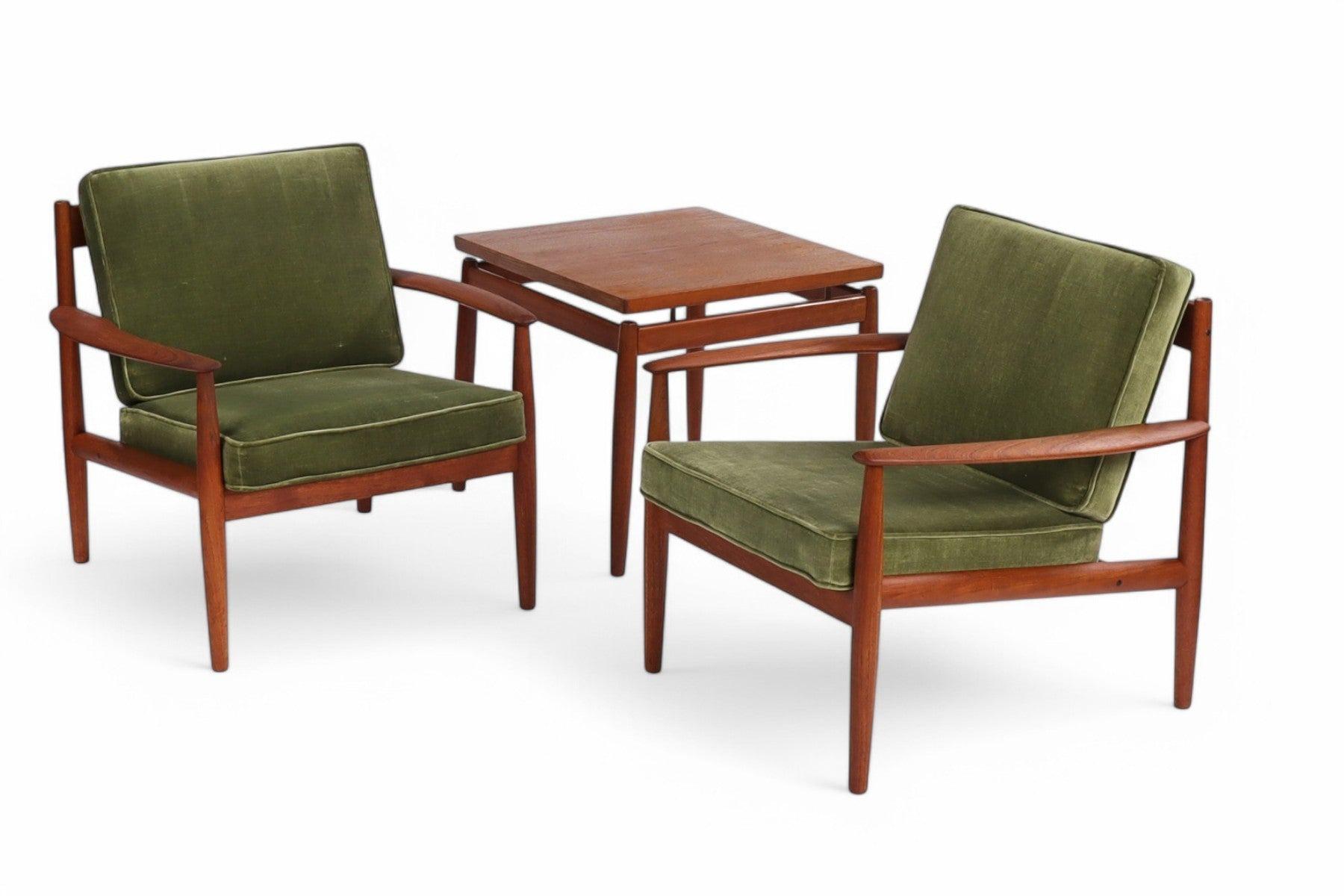 Origine : Danemark
Designer : Grete Jalk
Fabricant : France + Søn
Époque : années 1957
Matériaux : Teck
Dimensions : 30.75″ large x 29″ profond x 32″ haut ; Hauteur du siège 17.5