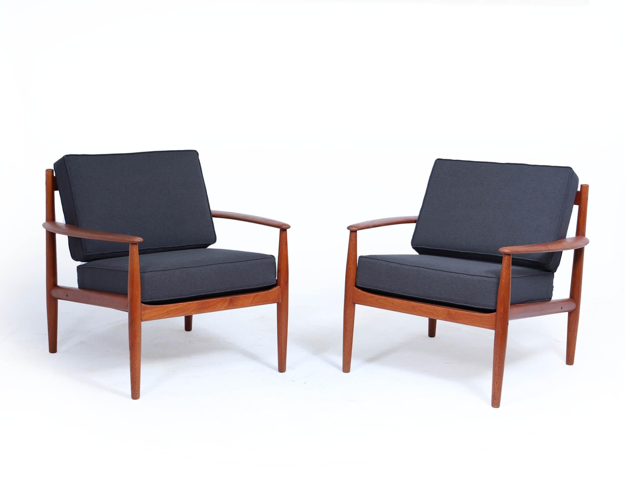 Une paire iconique et magnifiquement raffinée de chaises de salon danoises en teck conçues par Grete Jalk pour France & Søn, vers les années 1960. Connu pour son approche élégante et humaniste du modernisme, le Design/One marie la simplicité