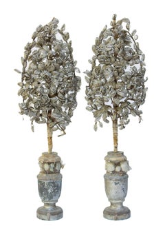 Paire de bouquets de fleurs italiens gris du XVIIe siècle accompagnés de vases du XVIIe siècle