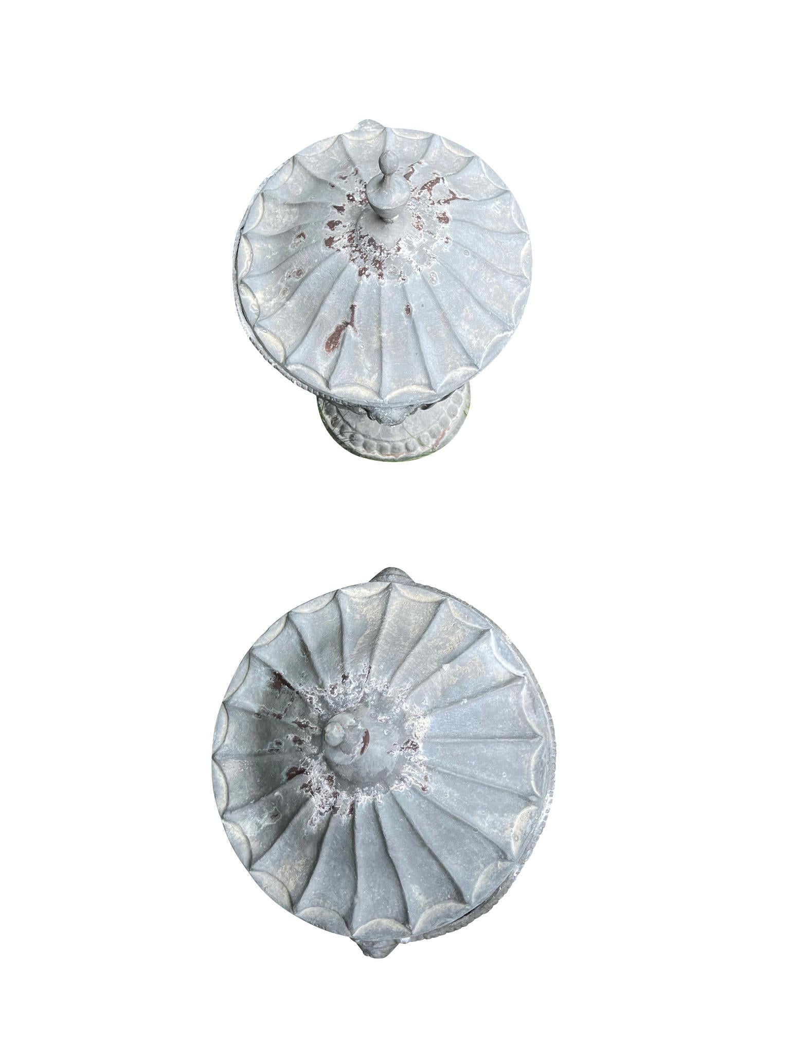  Klassisches englisches Paar Gartenurnen aus Blei mit grauen Deckeln aus dem 19. Jahrhundert  im Angebot 2