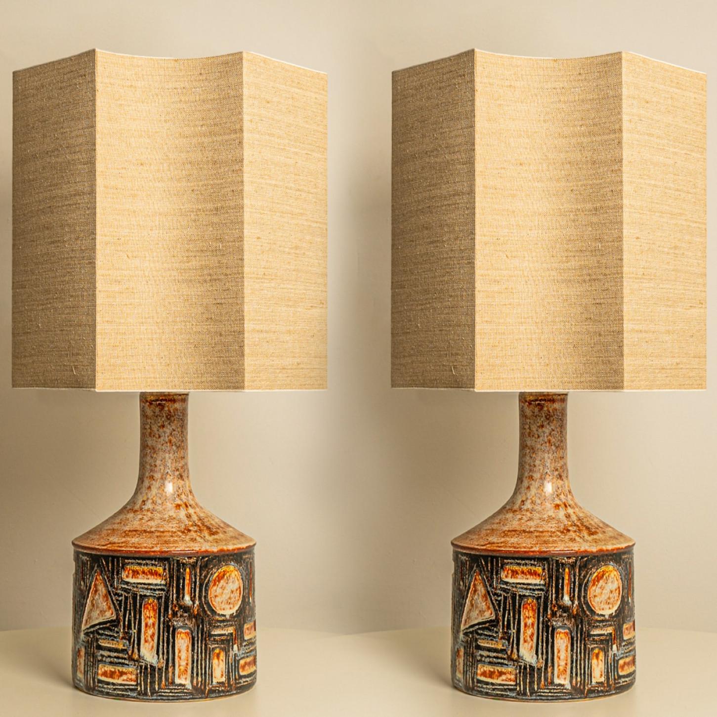 1 der 2 schönen Keramik-Tischlampen von Haico aus Soholm, Dänemark 1960er Jahre. Kombiniert mit einem individuellen Lampenschirm.

Der braune und dunkelgraue Keramiksockel hat eine schöne Form mit geometrischen Gravuren. Der beigefarbene