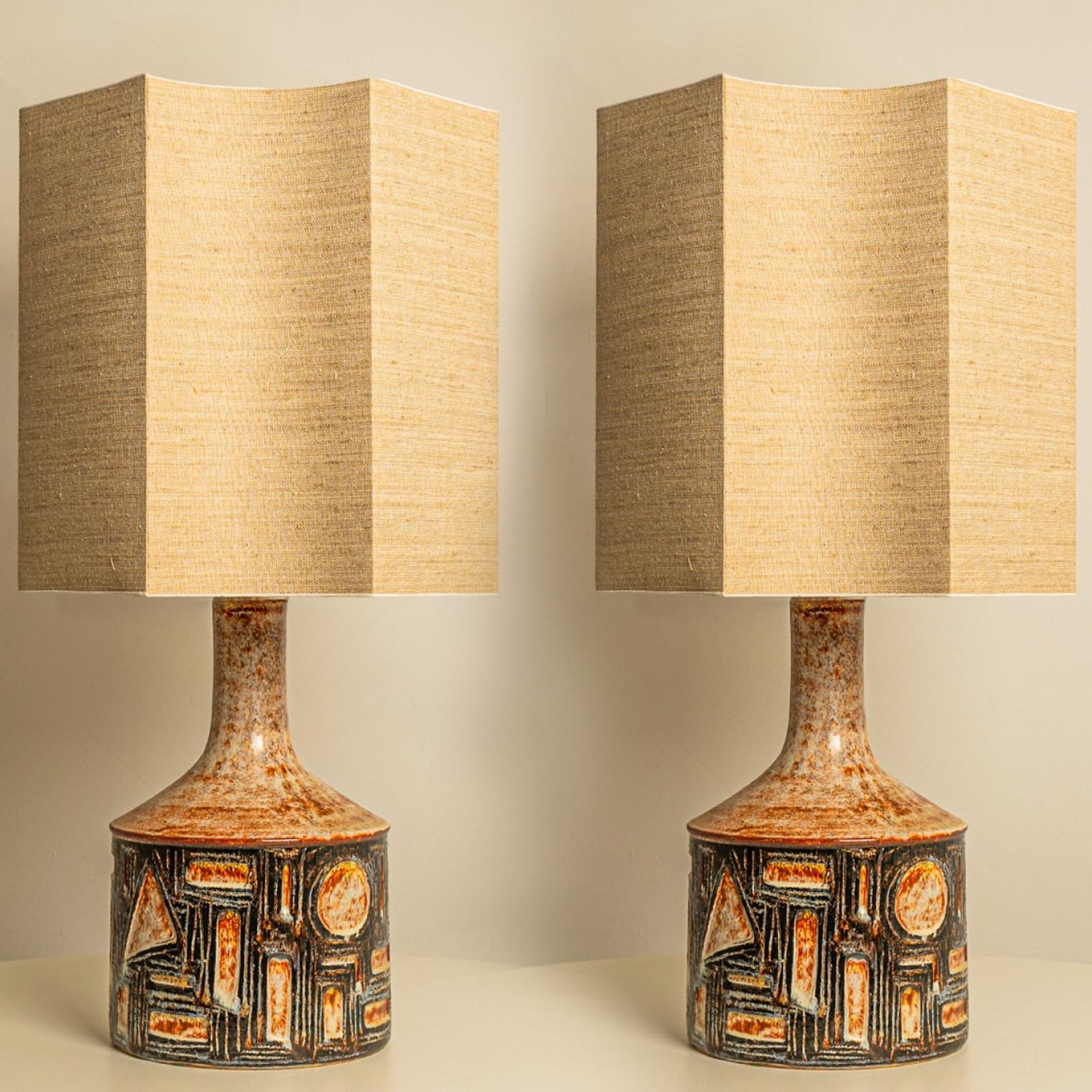 1 des 2 belles lampes de table en céramique de Haico de Soholm, Danemark années 1960. Combiné avec un abat-jour personnalisé.

La base en céramique marron et gris foncé a une belle forme avec des gravures géométriques. L'abat-jour beige à la forme