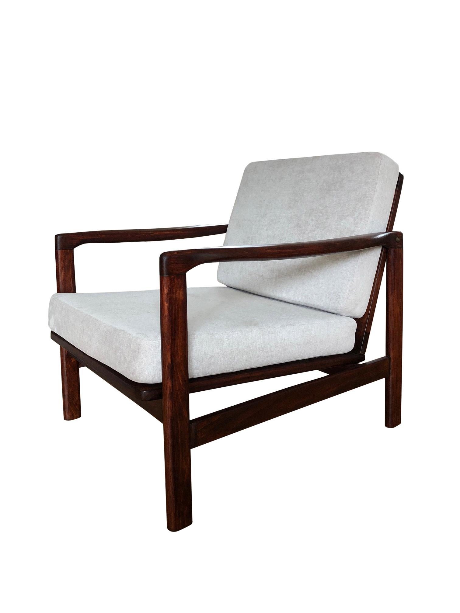 The set of two lounge chairs model B-7752, designed by Zenon Baczyk, has been manufactured by Swarzedzkie Fabryki Mebli in Poland in the 1960s. The structure is made of beech wood in a warm walnut color, finished with a semi matte varnish. The