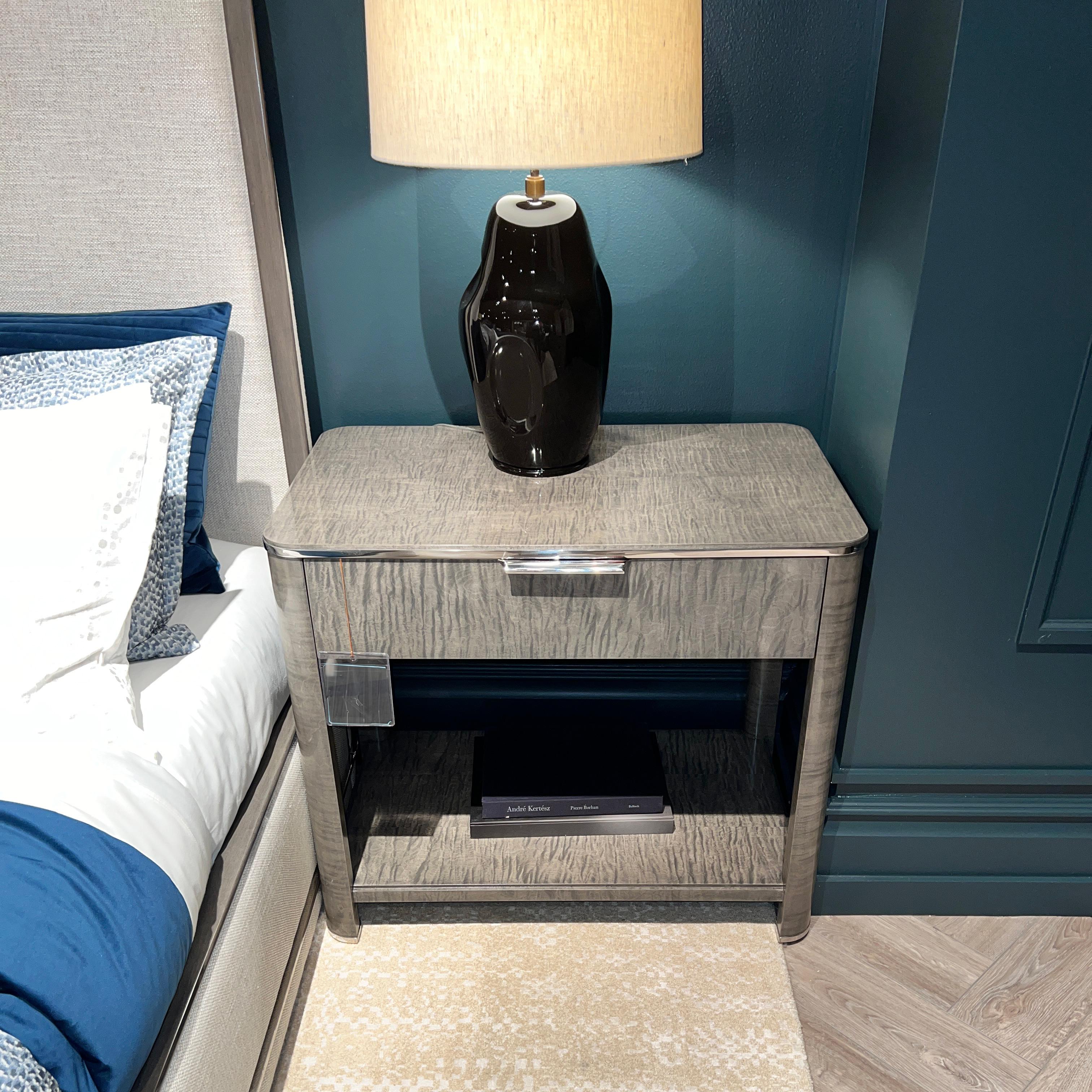 Paire de tables de nuit grises de style Art déco en vente 1