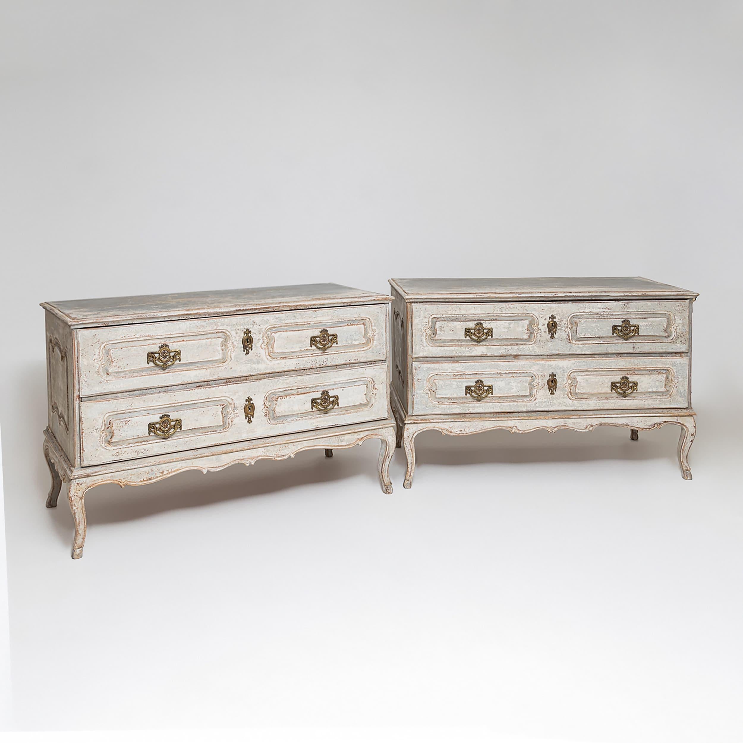 Paar graue Barockkommoden, um 1780 (Europäisch) im Angebot