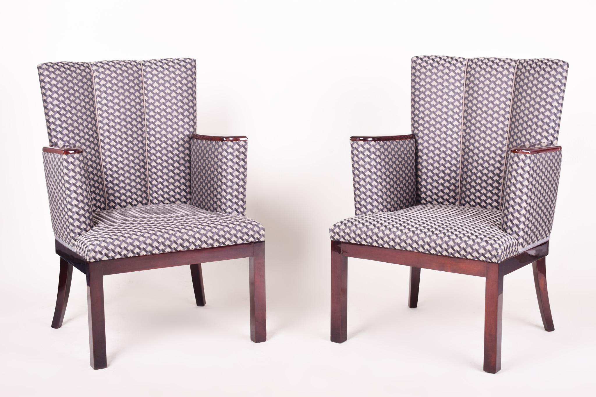 Paar Art-Deco-Sessel.
Vollständig restauriert, Oberfläche durch Klavierlacke auf Hochglanz gebracht. Neue Polsterung und neuer Stoff.