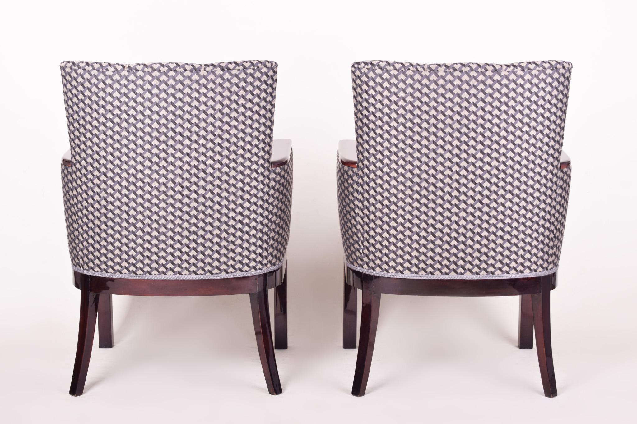 Paar graue französische Art déco-Sessel im Art déco-Stil, neu gepolstert, hochglänzend, 1920er Jahre (Stoff) im Angebot
