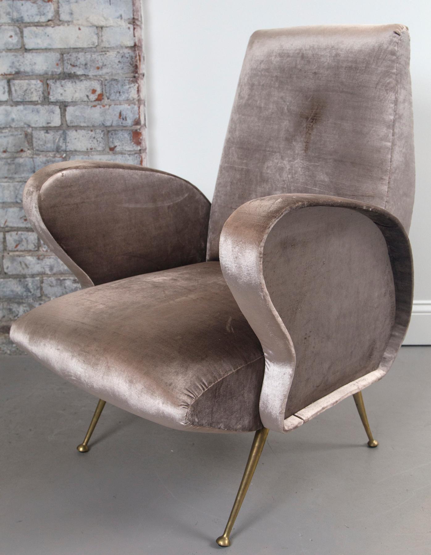 Pair of Grey Italian Silk Velvet Chairs, in the Style of Gio Ponti In Good Condition For Sale In Westport, CT