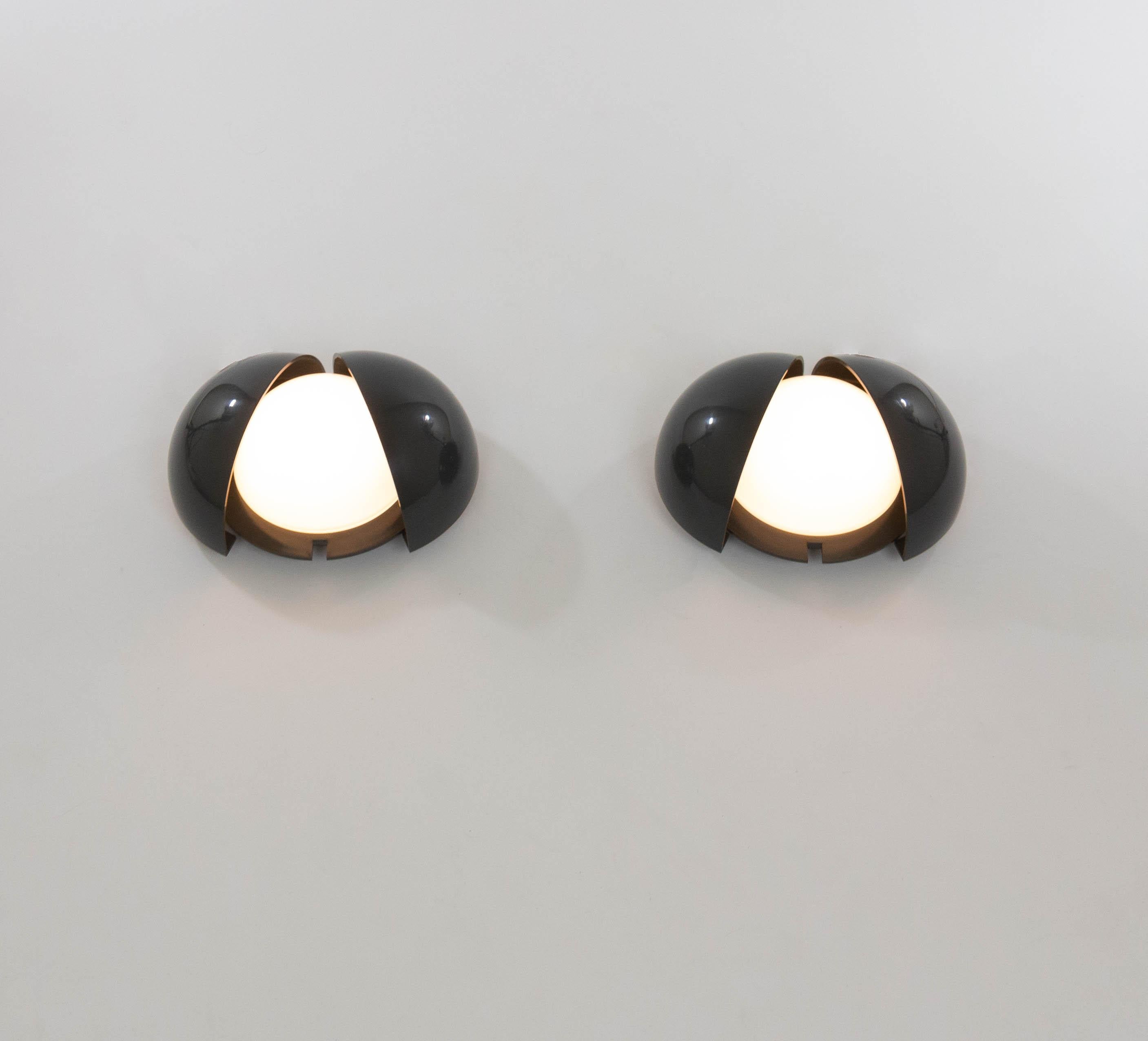 Pair of grey Lampira wall lamps by G.P.A. Monti for Fontana Arte, 1970s In Good Condition For Sale In Rotterdam, NL