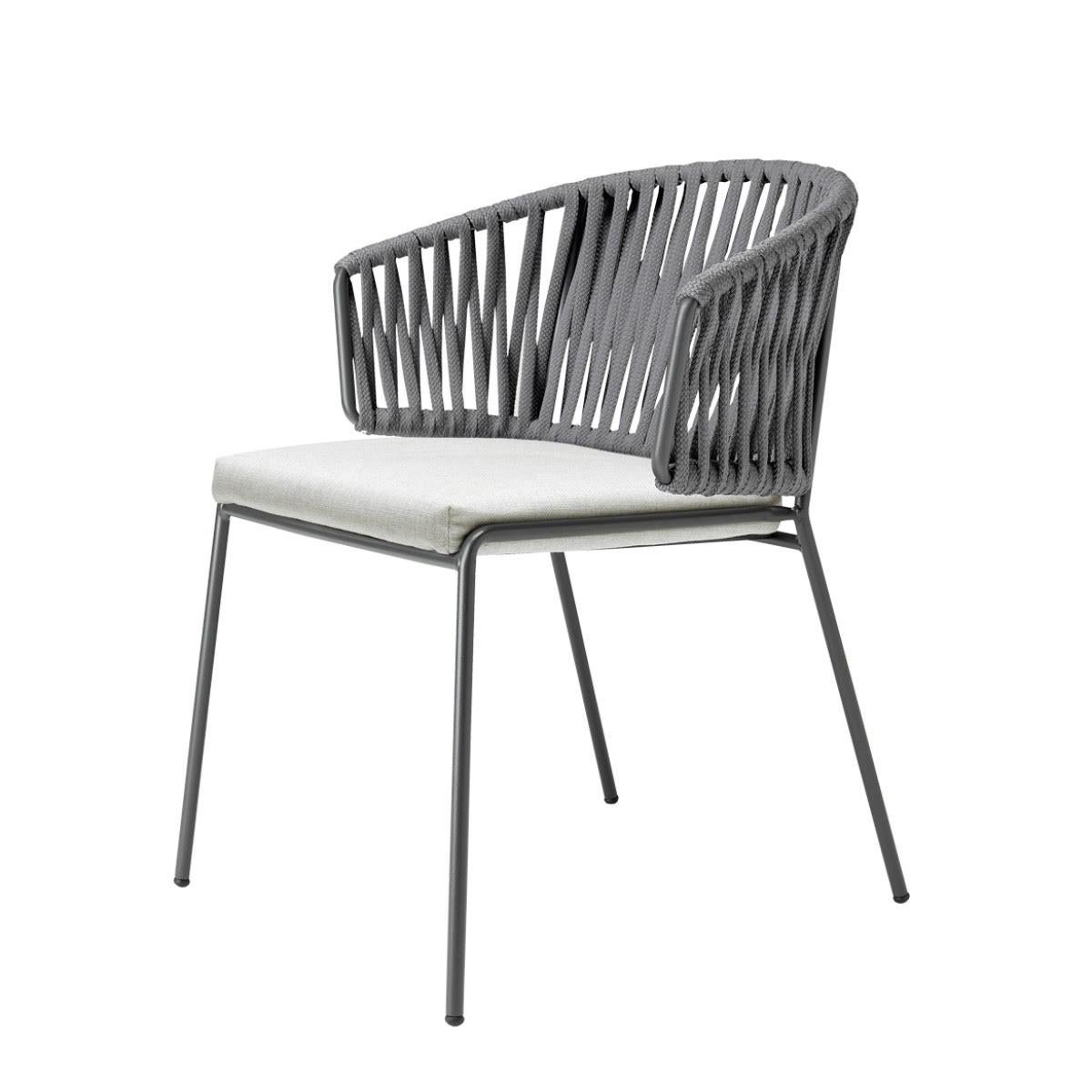 Paire de fauteuils gris en métal et cordes pour l'extérieur ou l'intérieur, 21e siècle
Fauteuil de production moderne pour l'extérieur ou l'intérieur. La structure est en métal et renforcée par les cordes à l'arrière. Ce fauteuil présente un design