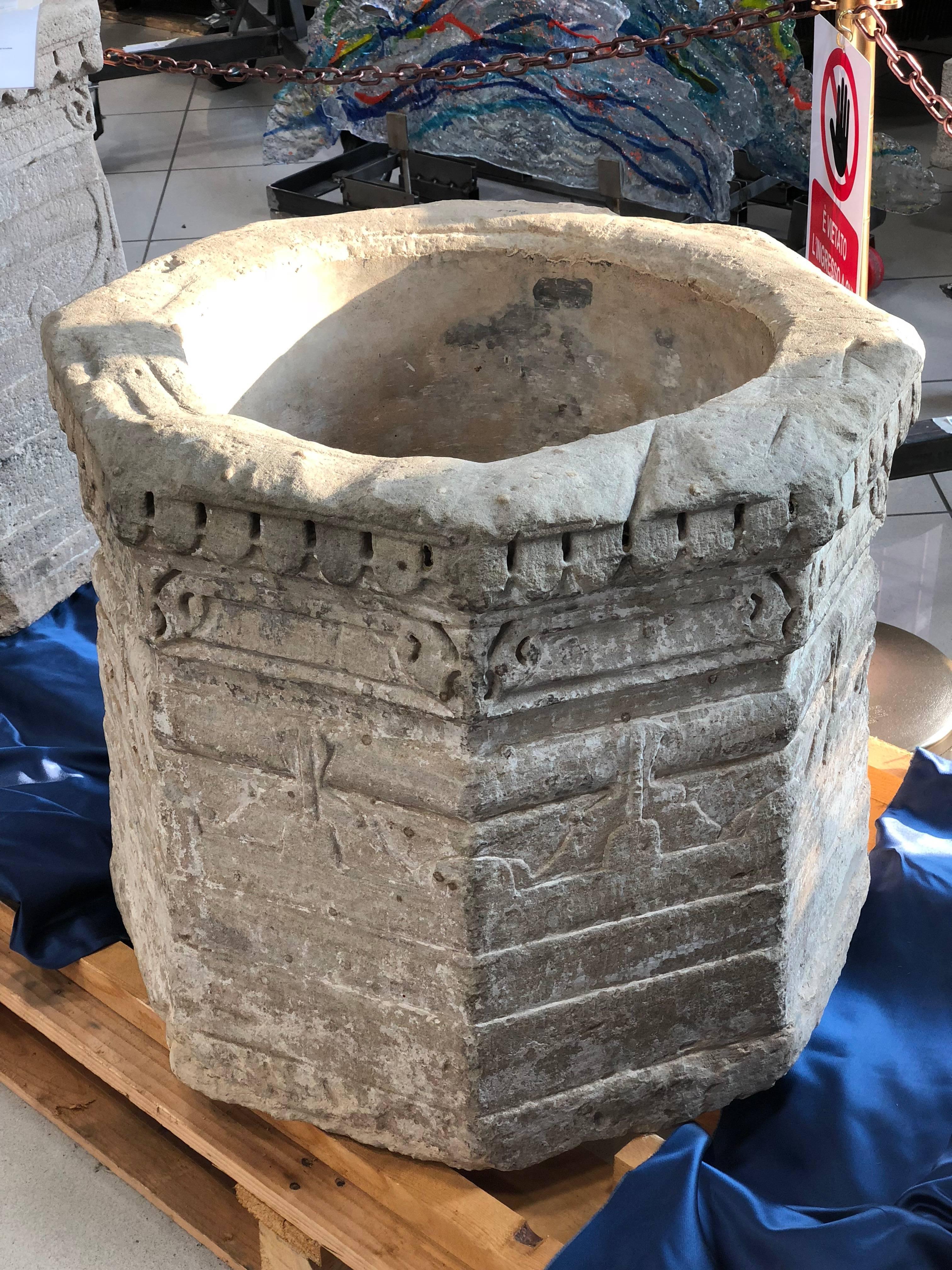 Authentic two beautiful water wells in octagonal gray sandstone with base, originally from the west of India.

17th-18th century

Measure: H. 63 cm.