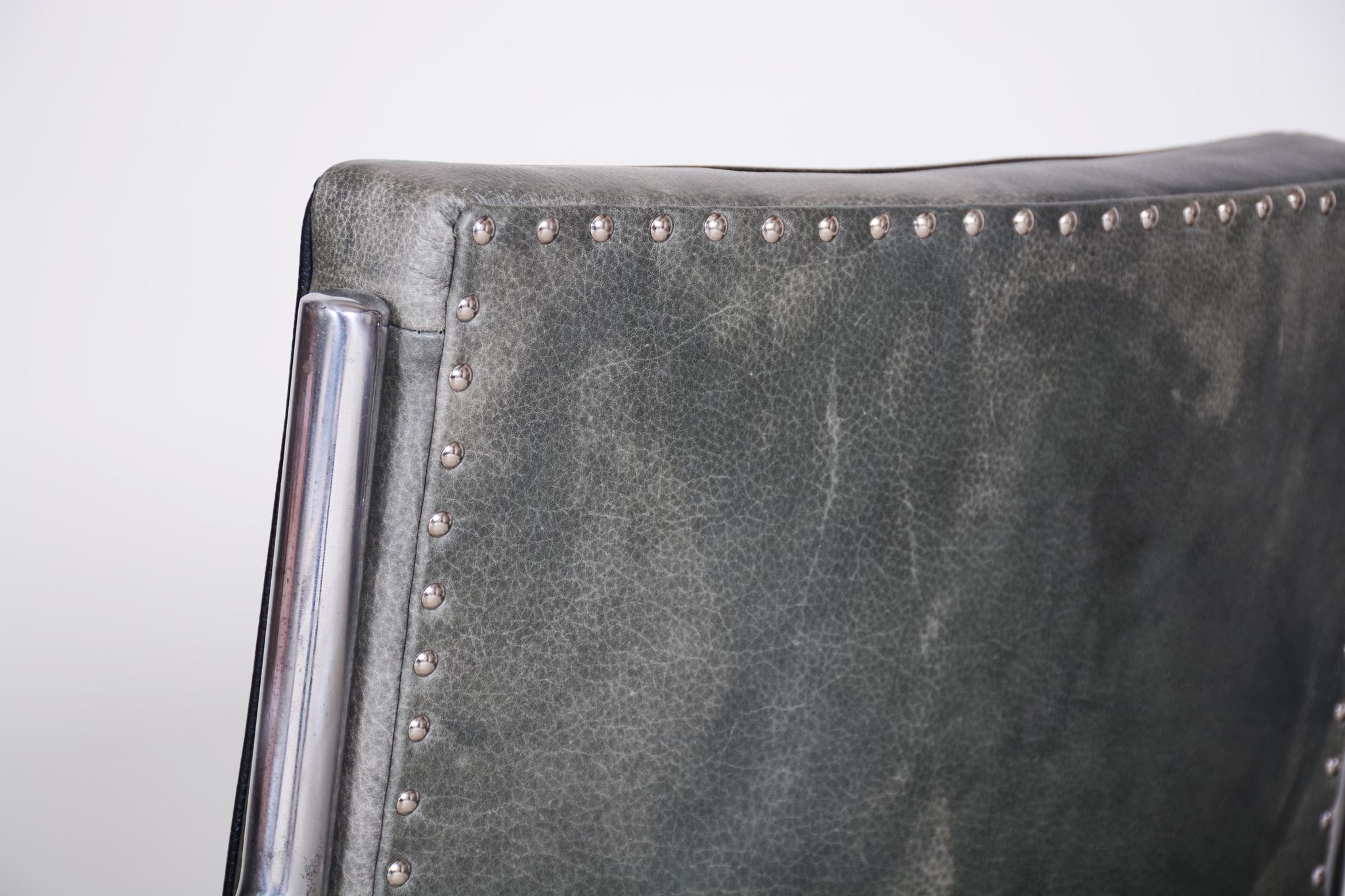 Pair of Grey Tubular Gottwald Armchairs by Ladislav Žák, New Leather Upholstery For Sale 4