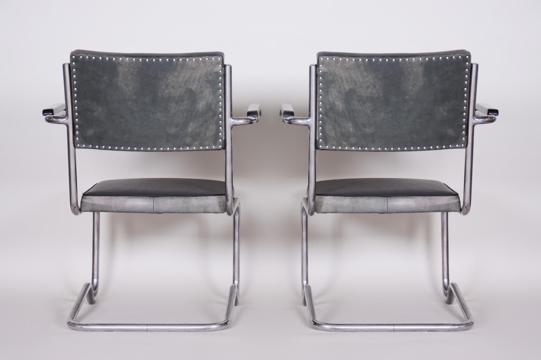 Pair of Grey Tubular Gottwald Armchairs by Ladislav Žák, New Leather Upholstery For Sale 5